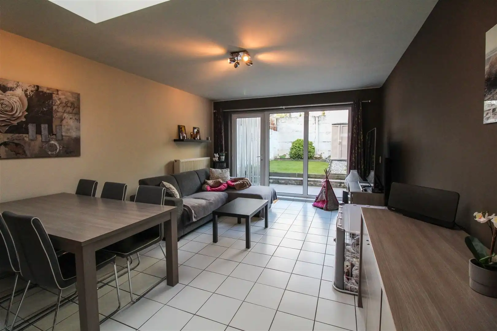 Gezellige rijwoning met terras en tuin foto 3