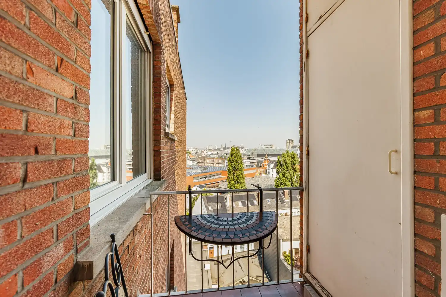 lichtrijk appartement met terras op de hoogste verdieping foto 6