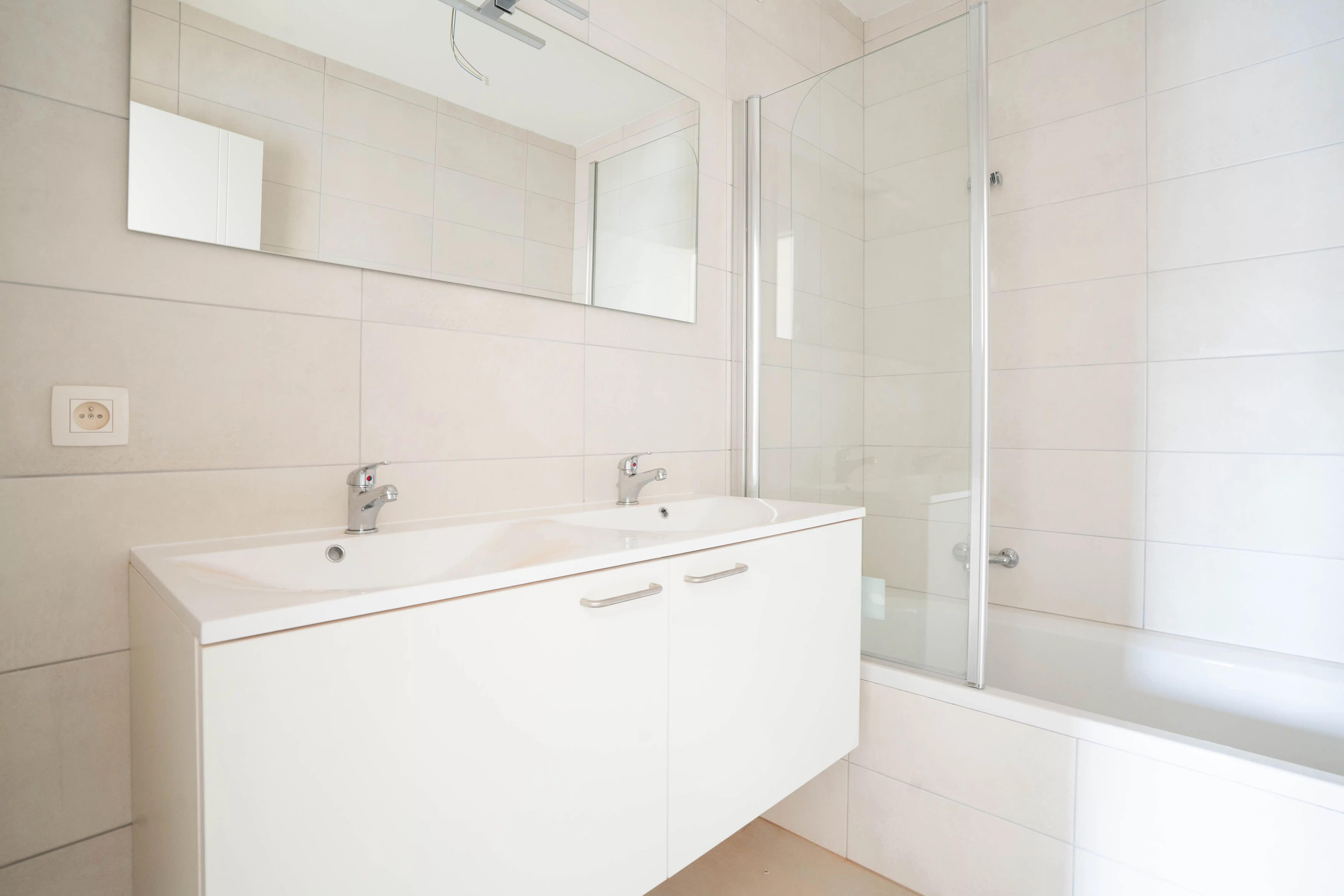 Modern appartement met twee slaapkamers en ruim terras. foto 10