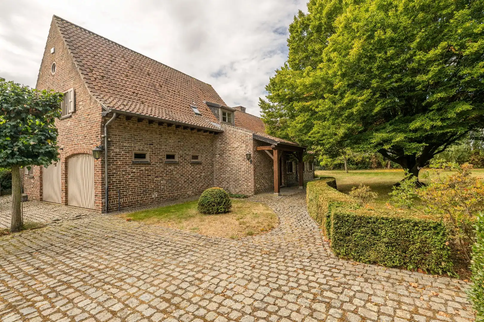 EXCLUSIEF LANDHUIS MET BIJGEBOUWEN OP EEN DOMEIN VAN 5.990 M² foto 5