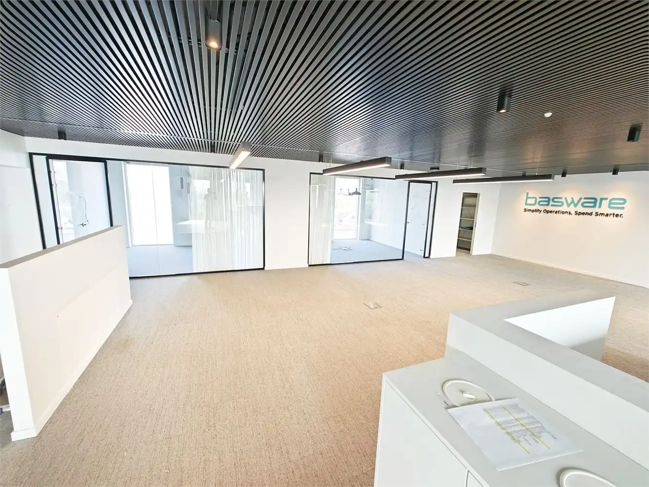 RECENTE KANTOREN INCL. 9 PARKINGS NAAST E40 foto 4