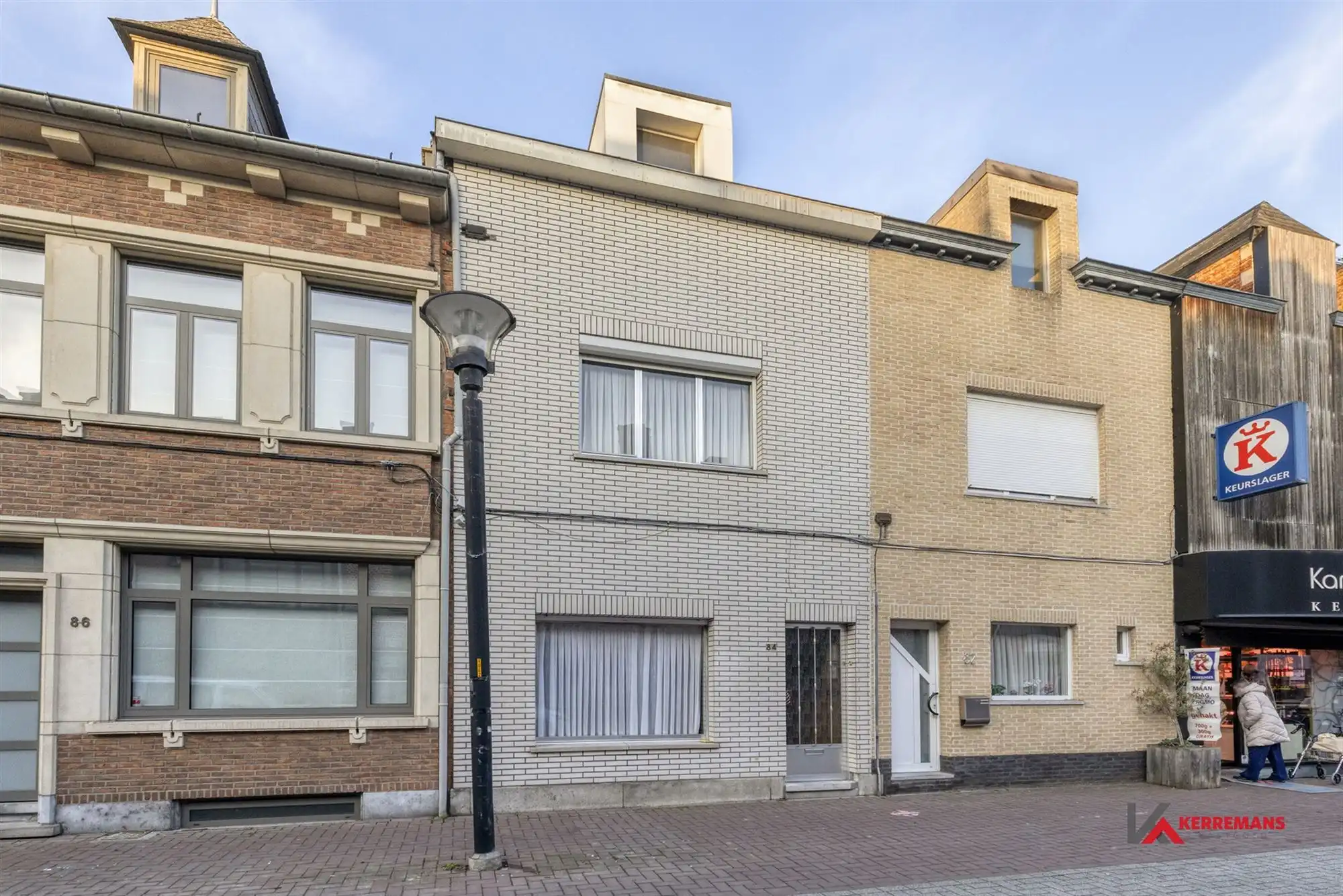 Hoofdfoto van de publicatie: Op te frissen woning met 4 slaapkamers, tuin en garage. 