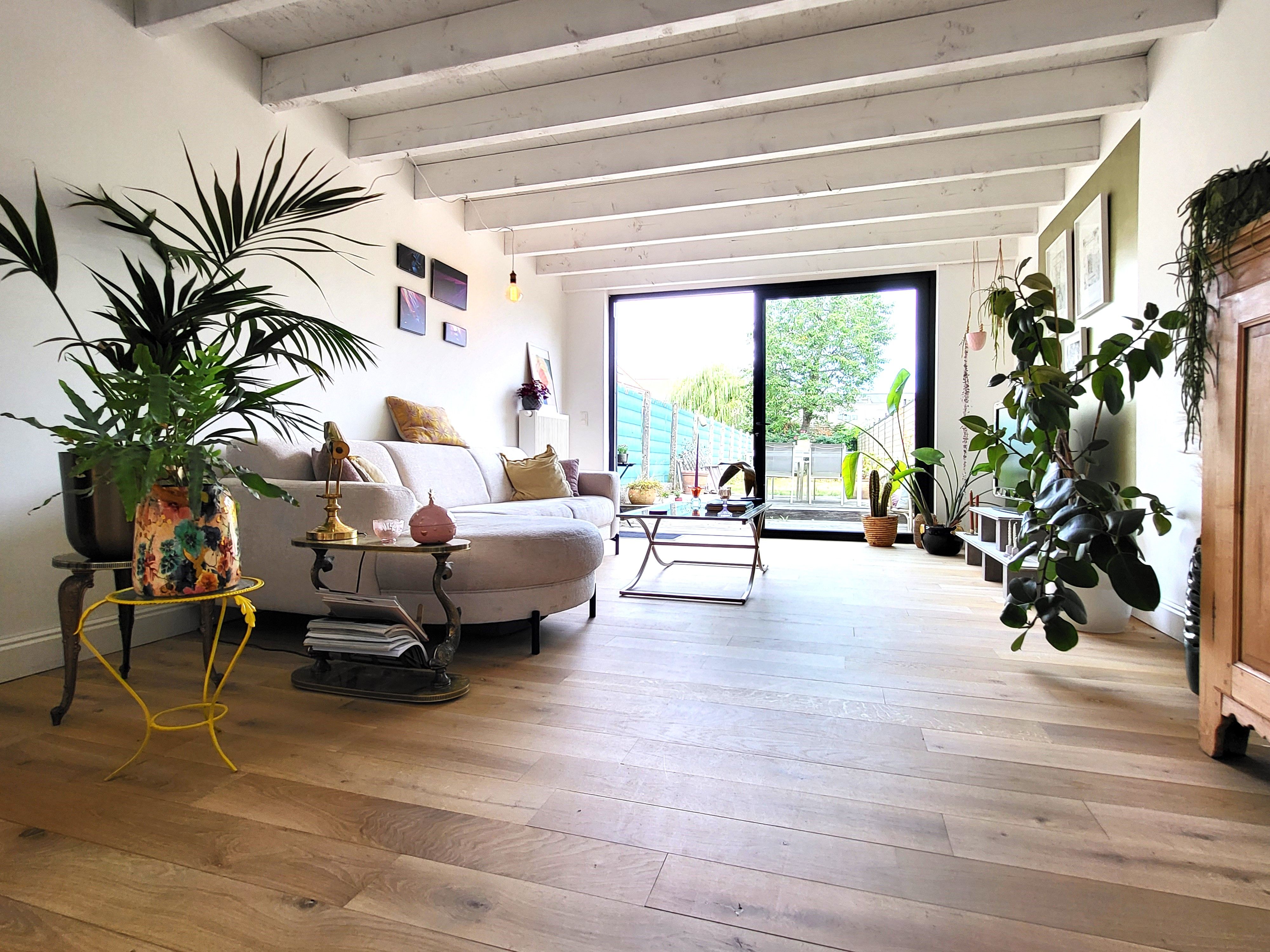 Prachtig gerenoveerde woning op wandelafstand van het centrum met zuidgerichte tuin.  foto {{pictureIndex}}