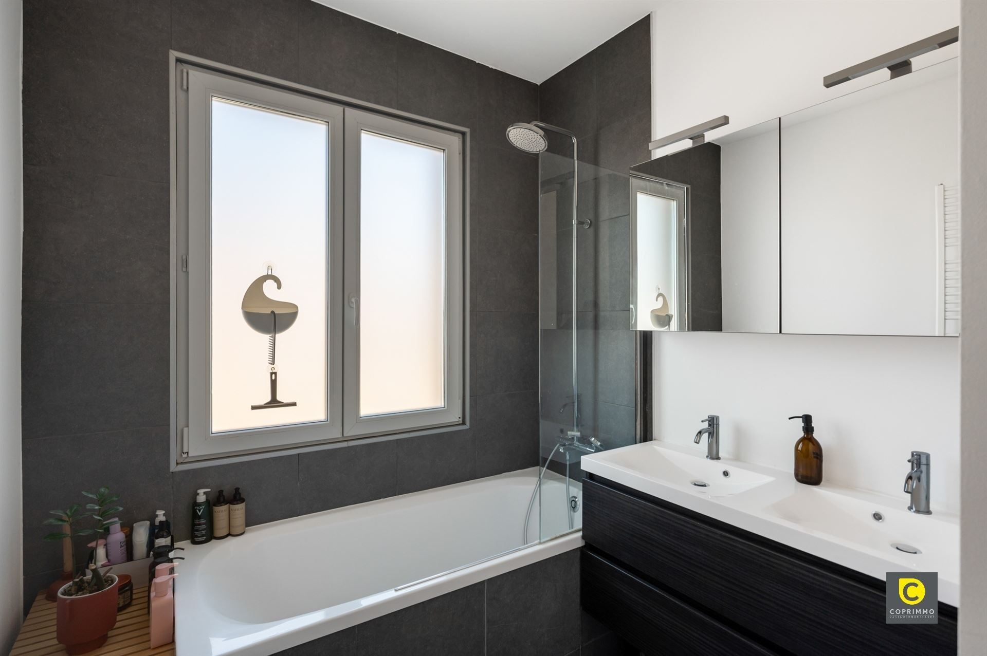 Gerenoveerde woning met 3 slpks, tuin en oprit foto 9
