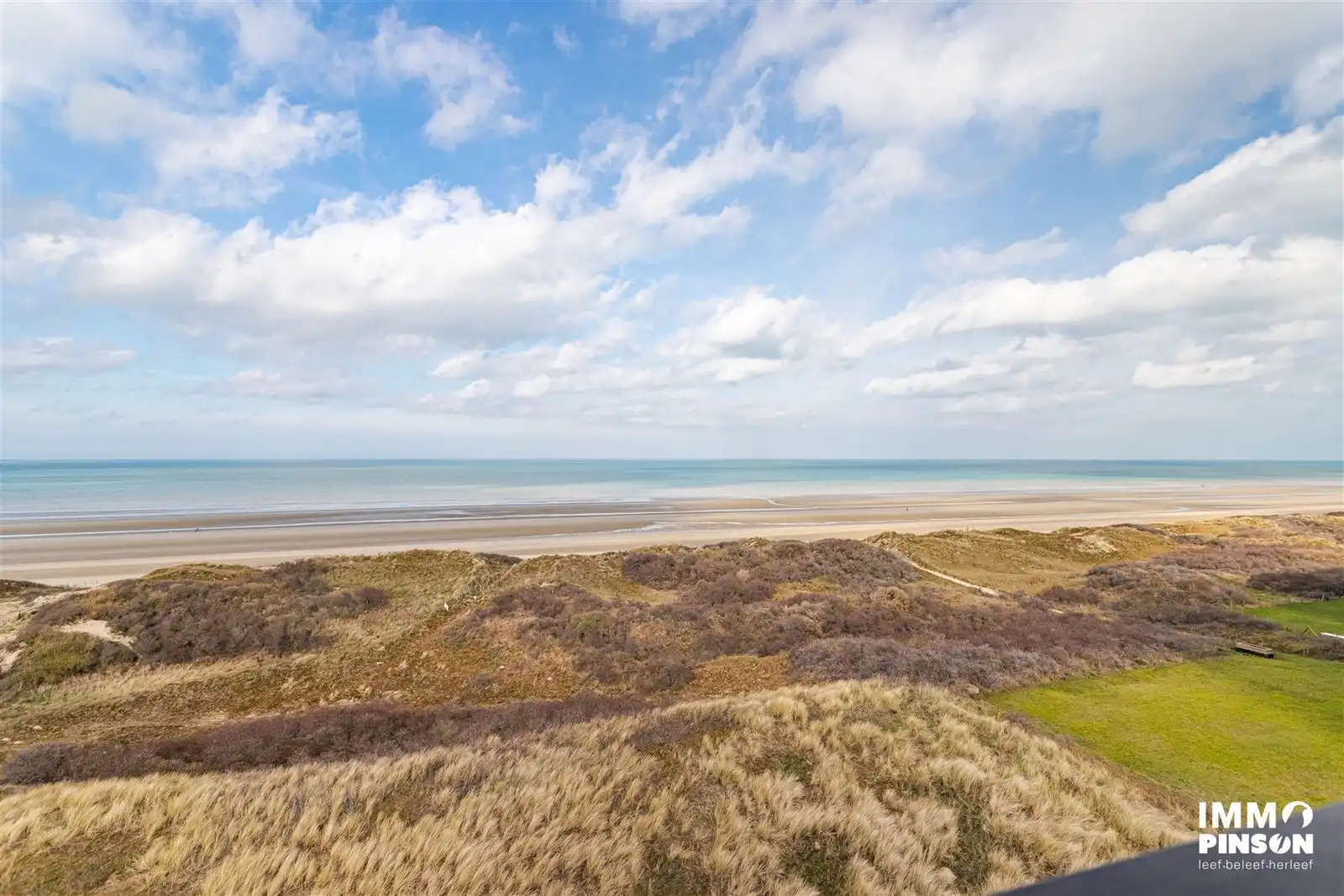 Lichtrijke assistentieflat met wijds zicht op zee, strand en duinen foto 12