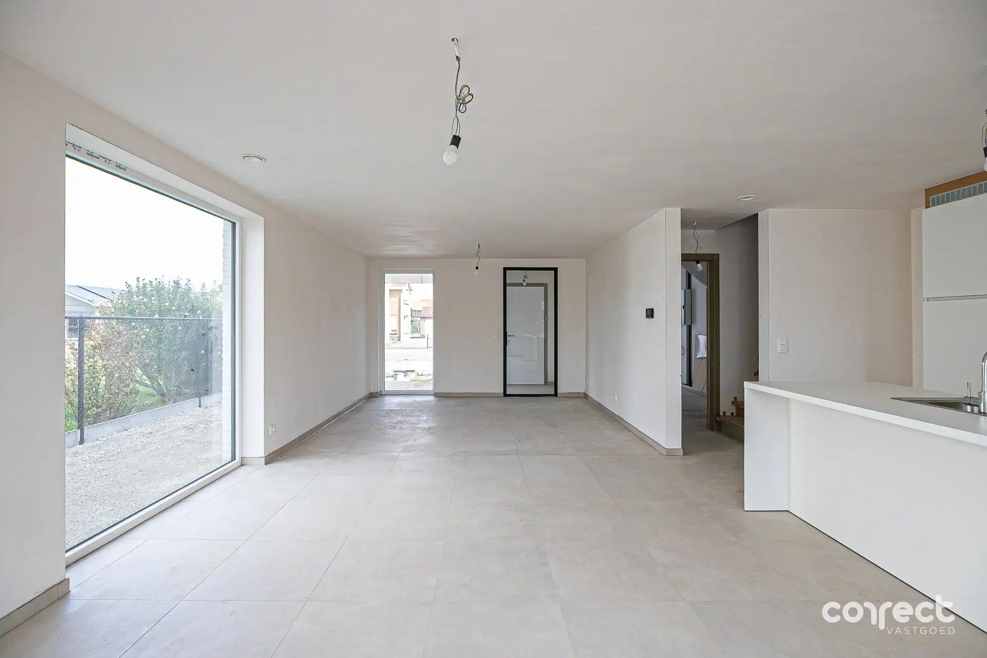 Moderne halfopen nieuwbouwwoning met een grote bew. opp. van 200 m². foto 3