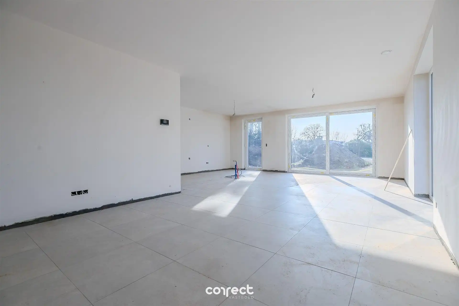 Moderne halfopen nieuwbouwwoning met een grote bew. opp. van 200 m². foto 3