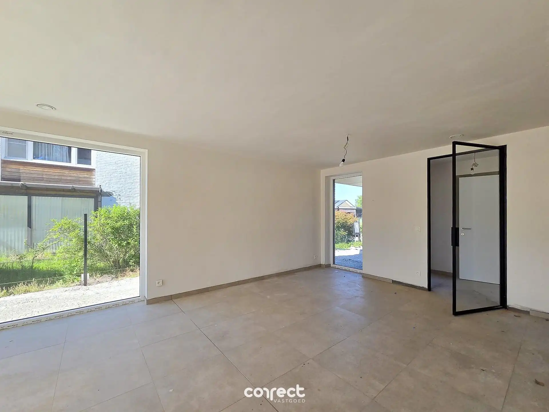 Moderne halfopen nieuwbouwwoning met een grote bew. opp. van 200 m². foto 3