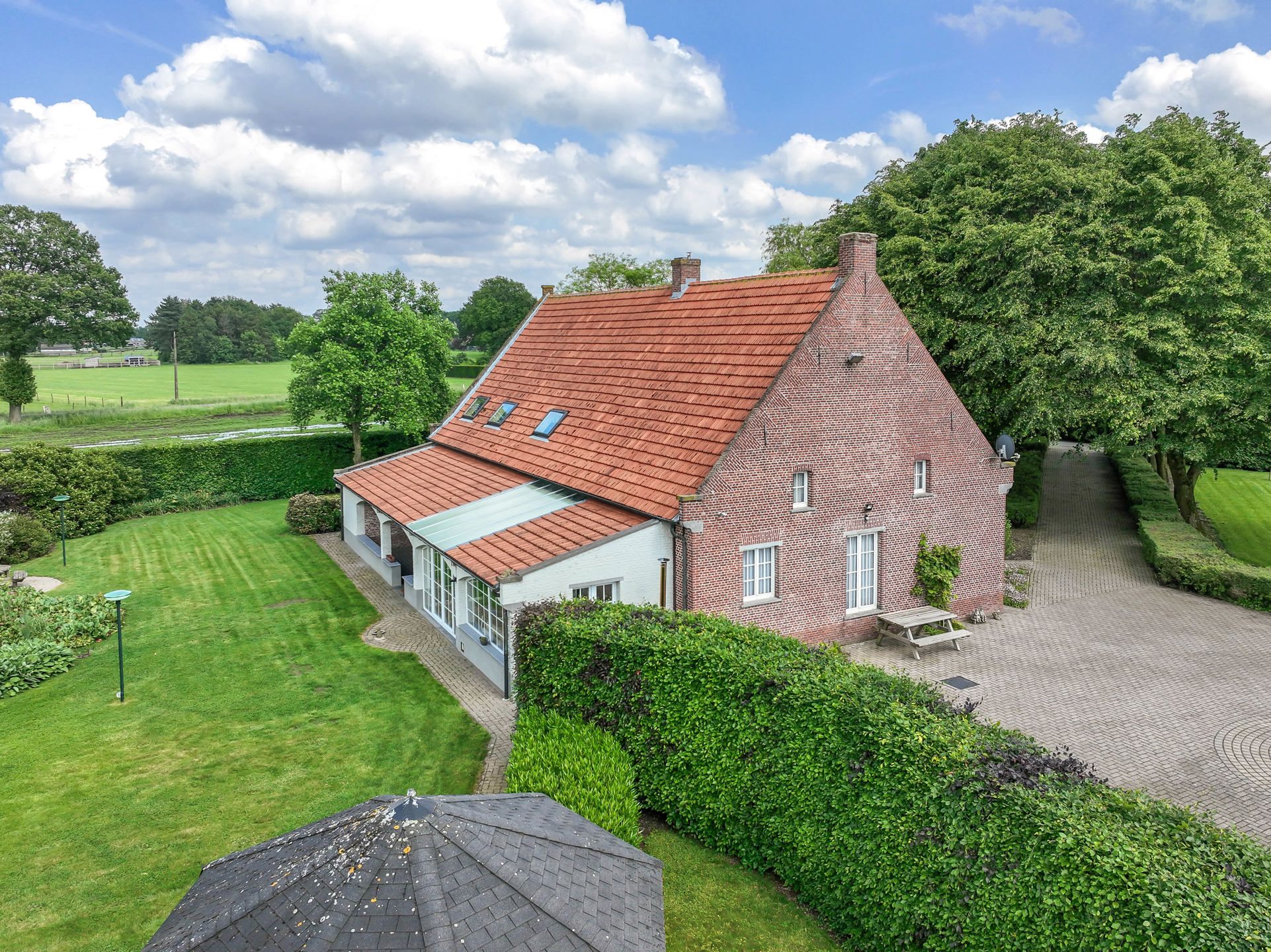 Authentieke herenhoeve op ruim perceel van 5.856 m² foto 8