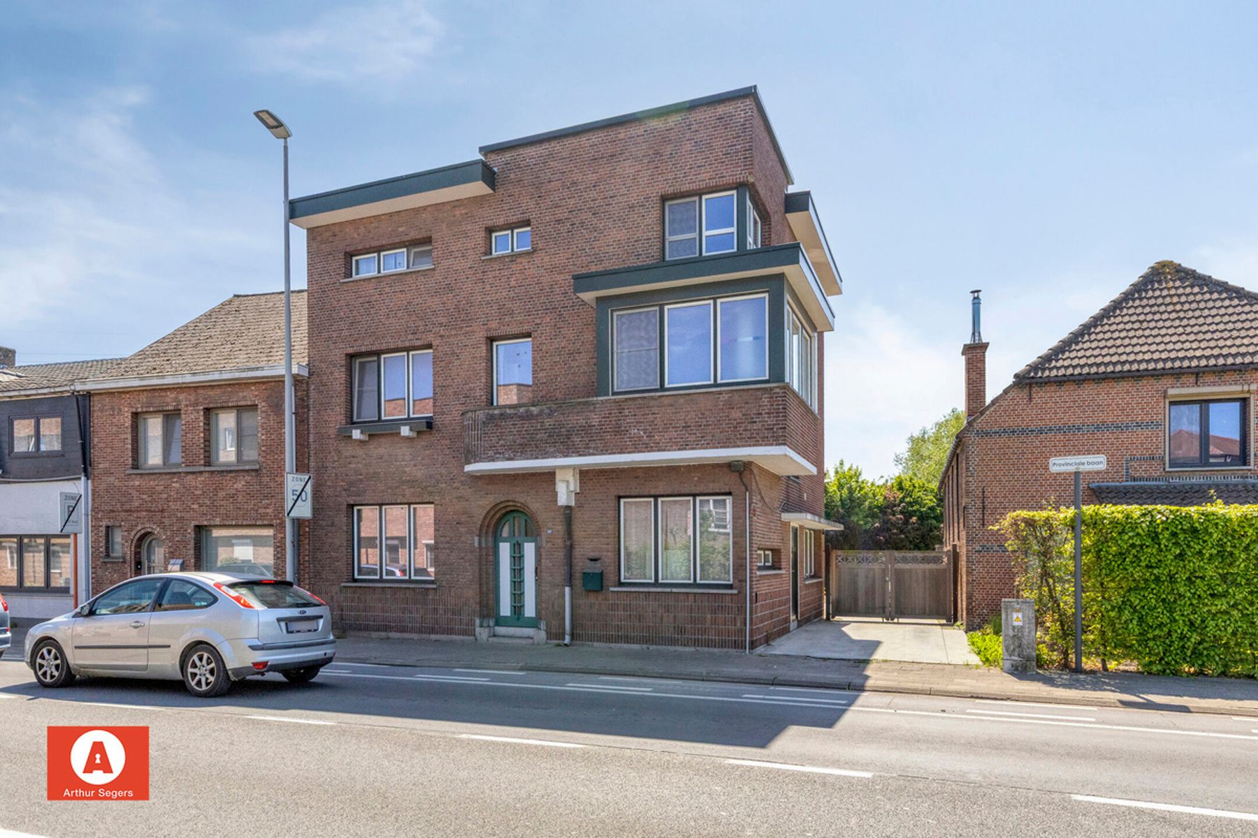 Hoofdfoto van de publicatie: Half-open bebouwing met karaktergevel, 6 slpks & garage.