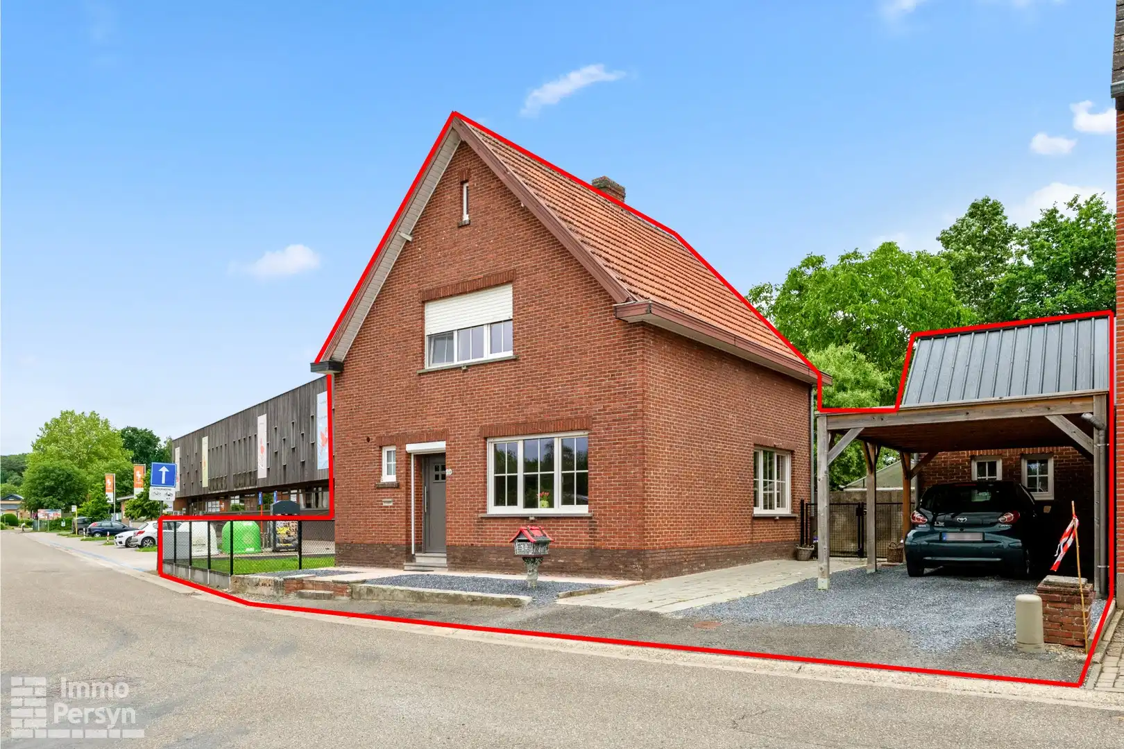 Charmante, gerenoveerde woning met carport en tuin foto 3