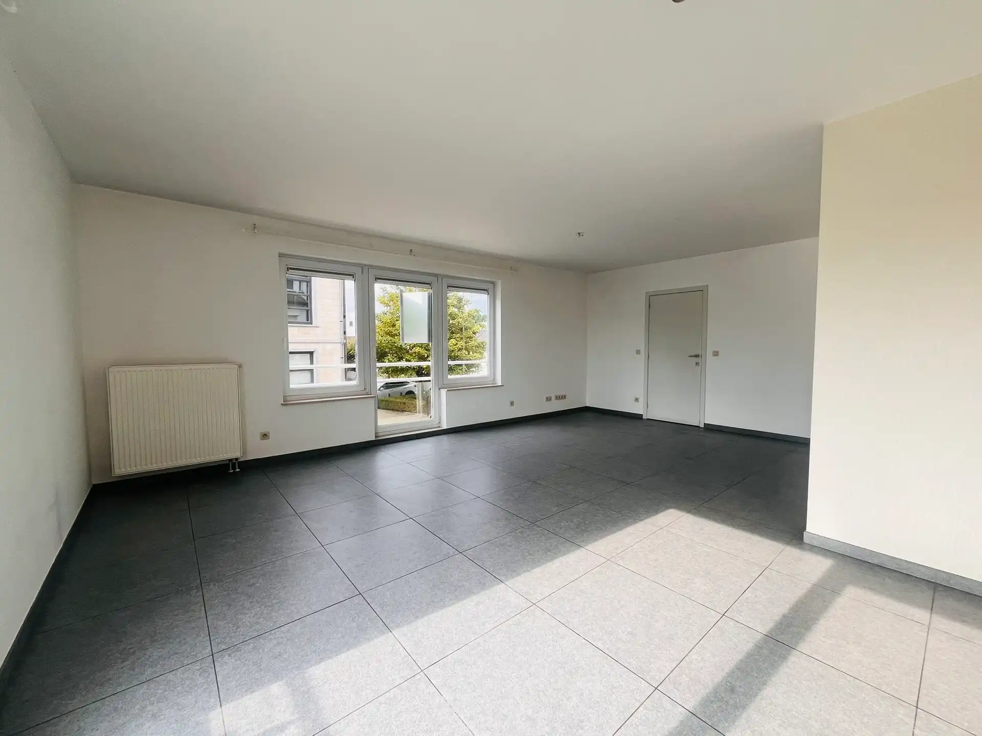 RUIM APPARTEMENT MET TERRAS EN ZICHT OP DE DENDER. foto 5