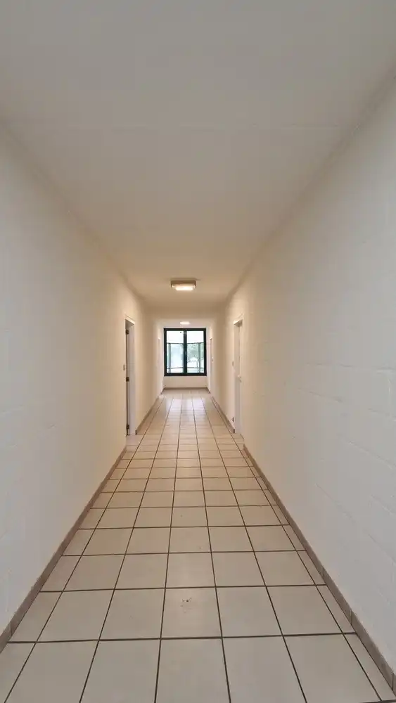 Kantoorruimtes met sanitair, kitchenette en parkeerplaatsen foto 7