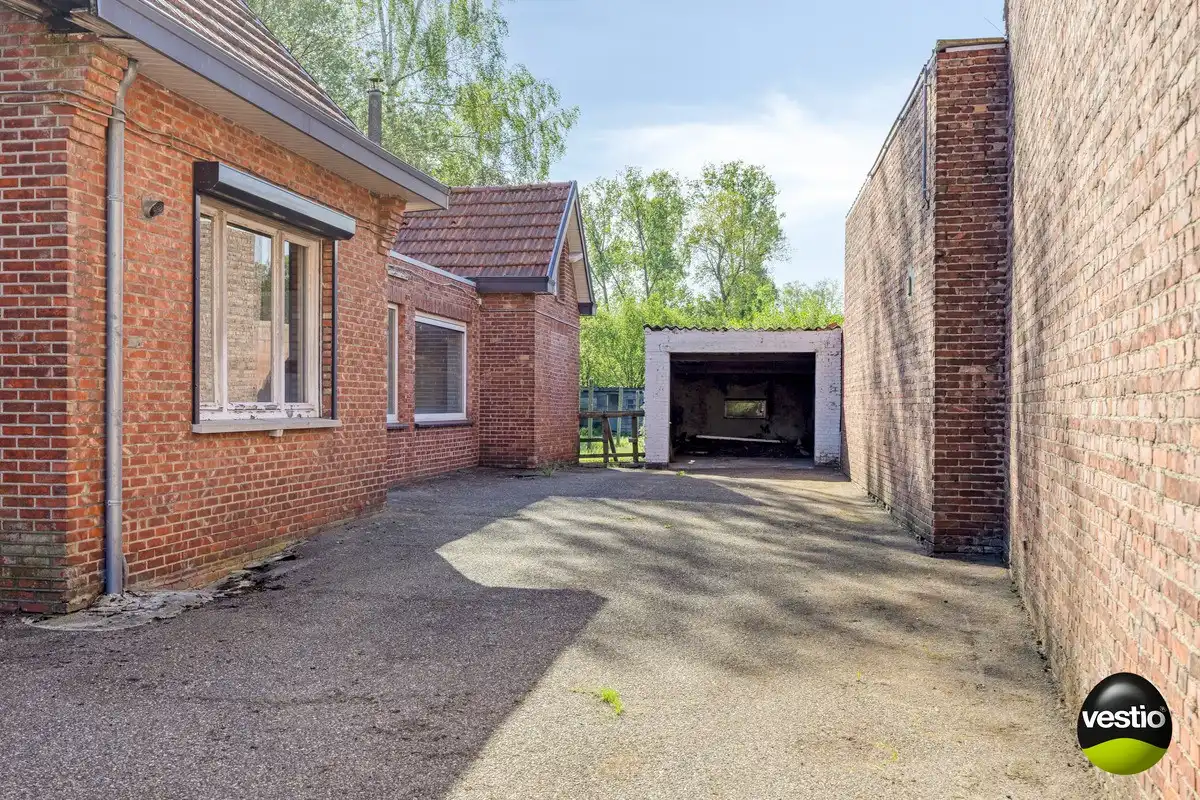 Te strippen gezinswoning op een bosrijke- en rustige locatie in Heusden-Zolder. foto 3