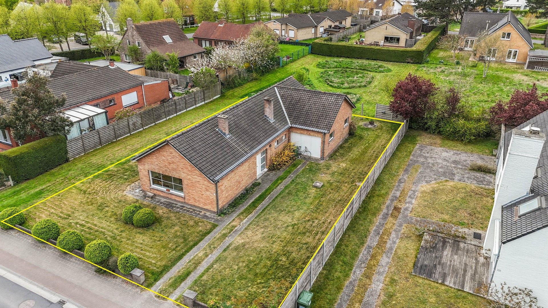 Gelijkvloerse villa met opknapwerk nabij het Hannecartbos. foto {{pictureIndex}}