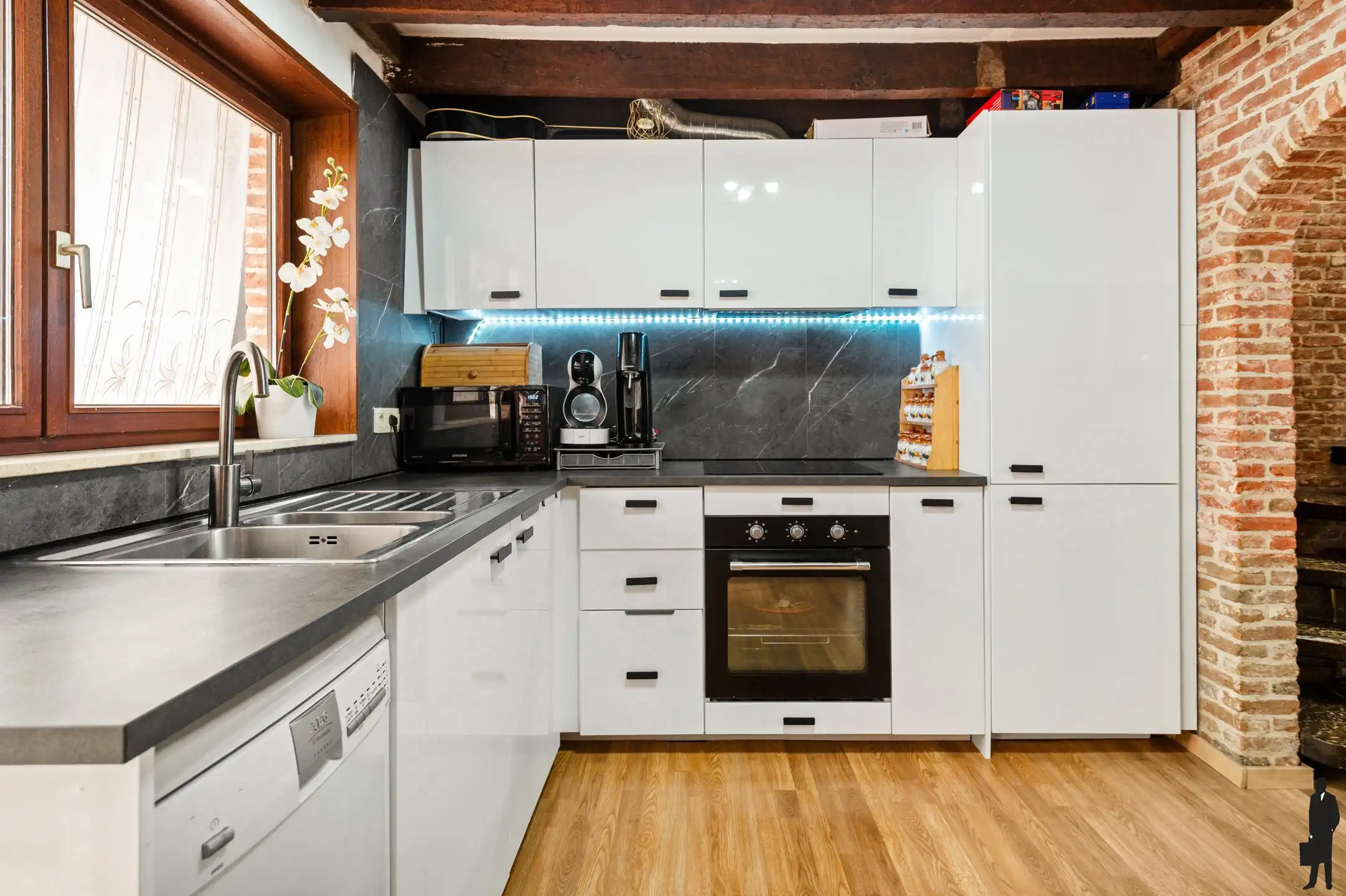 Instapklare rijwoning in het centrum van 's Gravenwezel. foto 9