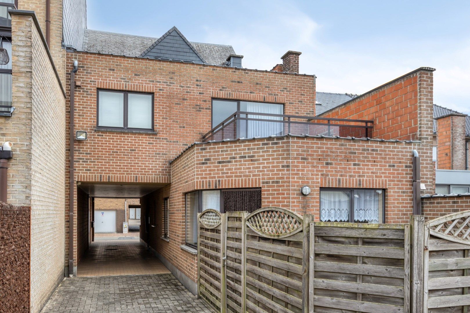 Opbrengsteigendom met 3 appartementen + 2 garages – toplocatie in Merchtem! foto 10