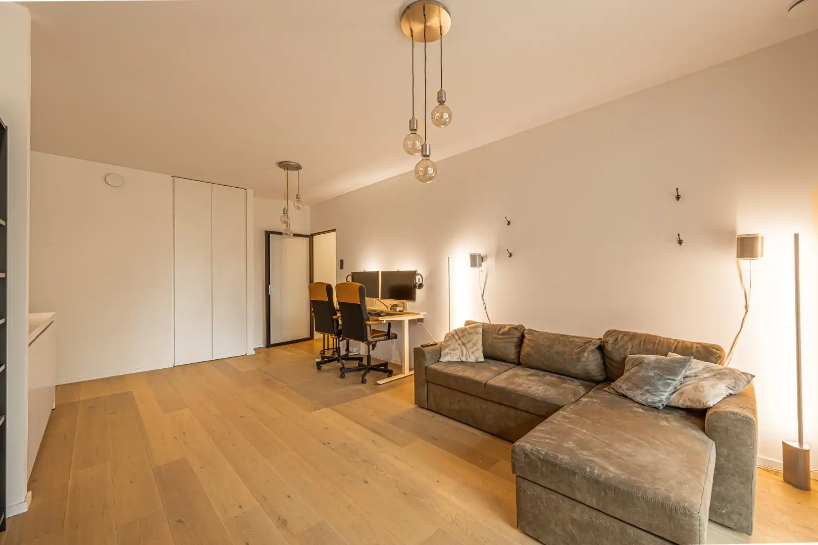 Recent, instapklaar appartement met overdekte staanplaats aan de Broeltorens in Kortrijk foto 10