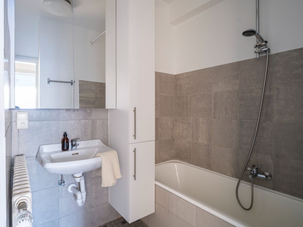 Een stijlvol appartement in de&nbsp;Sportstraat, met een warm mid-century karakter en hedendaags wooncomfort. foto 9