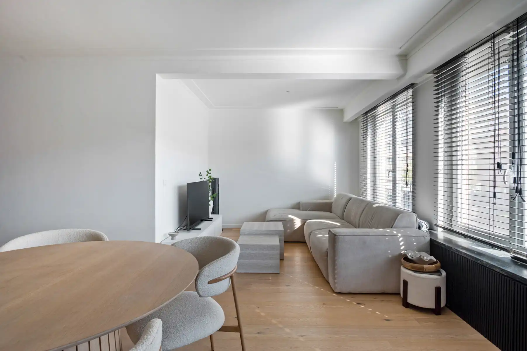 Stijlvol gerenoveerd appartement met terras en veel charme foto 2