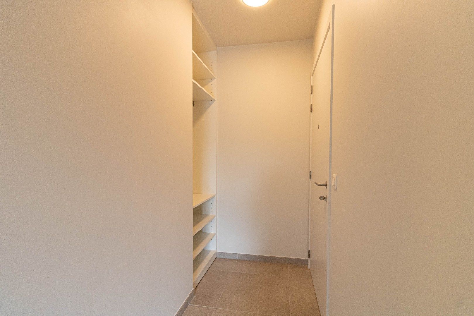 ! NIEUWE VOORWAARDEN! Zeer mooi afgewerkt en instapklaar nieuwbouwappartement gelegen in groene zone met mogelijkheid tot bijhuren van ondergrondse autostaanpla foto 3