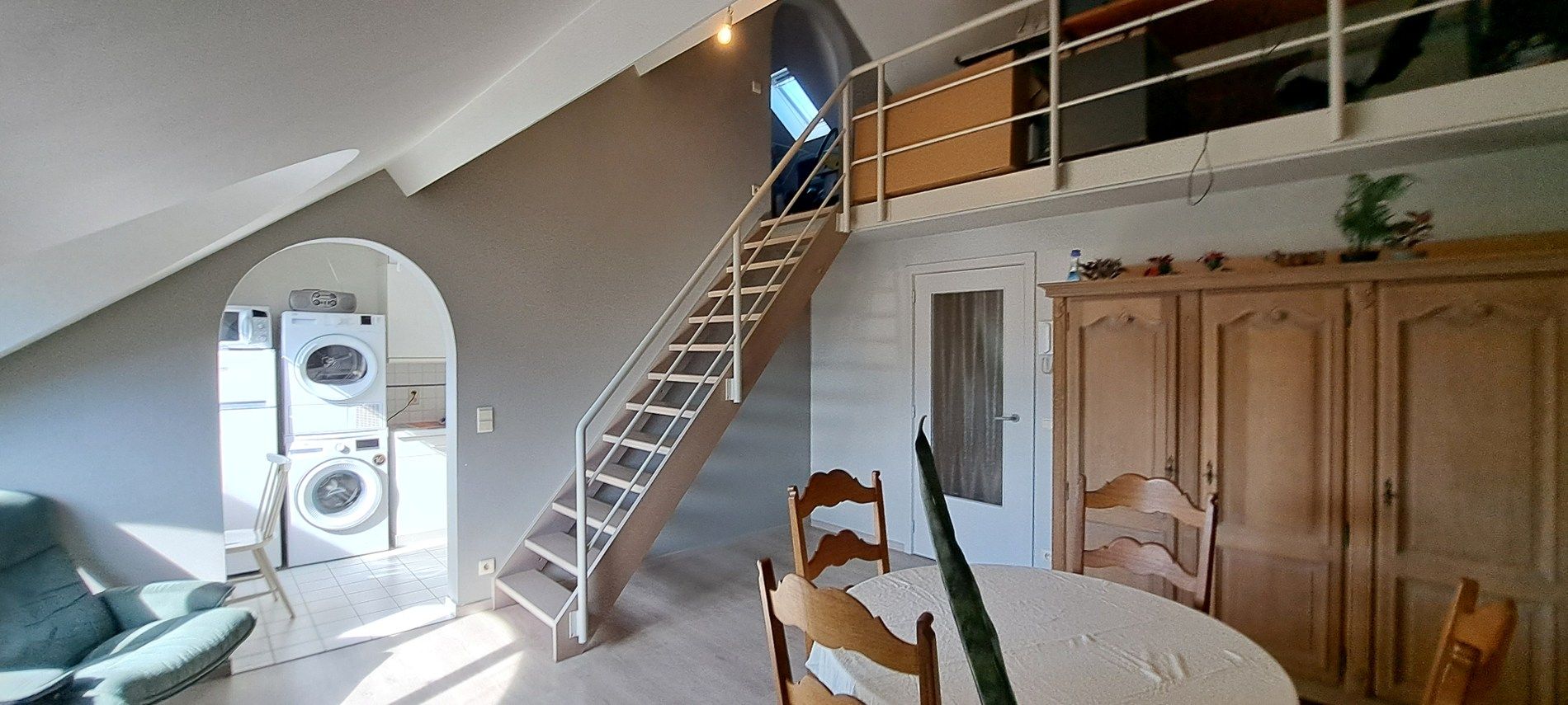 Hoofdfoto van de publicatie: Ruim gerenoveerd duplex-dakappartement met 1 slaapkamer en mezzanine