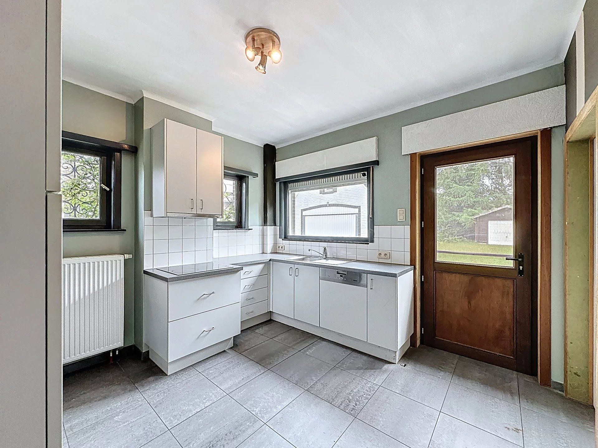 Op te knappen woning met 3, mog. 5 slaapkamers op groot perceel van +/- 10 are. foto 9
