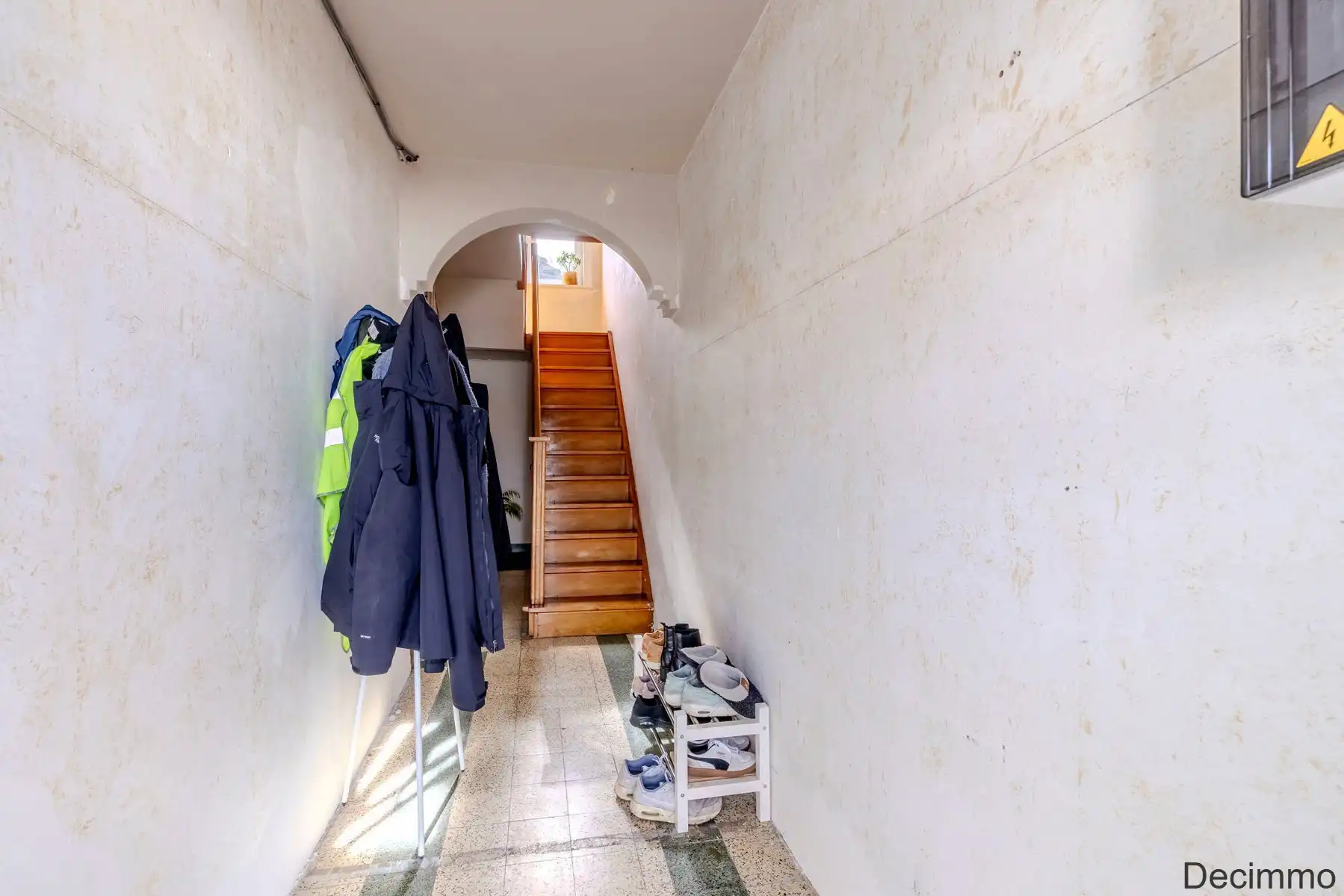 Deels gerenoveerde woning met 3 slpks en ruime zolder op ca. 470 m² grond. foto 4