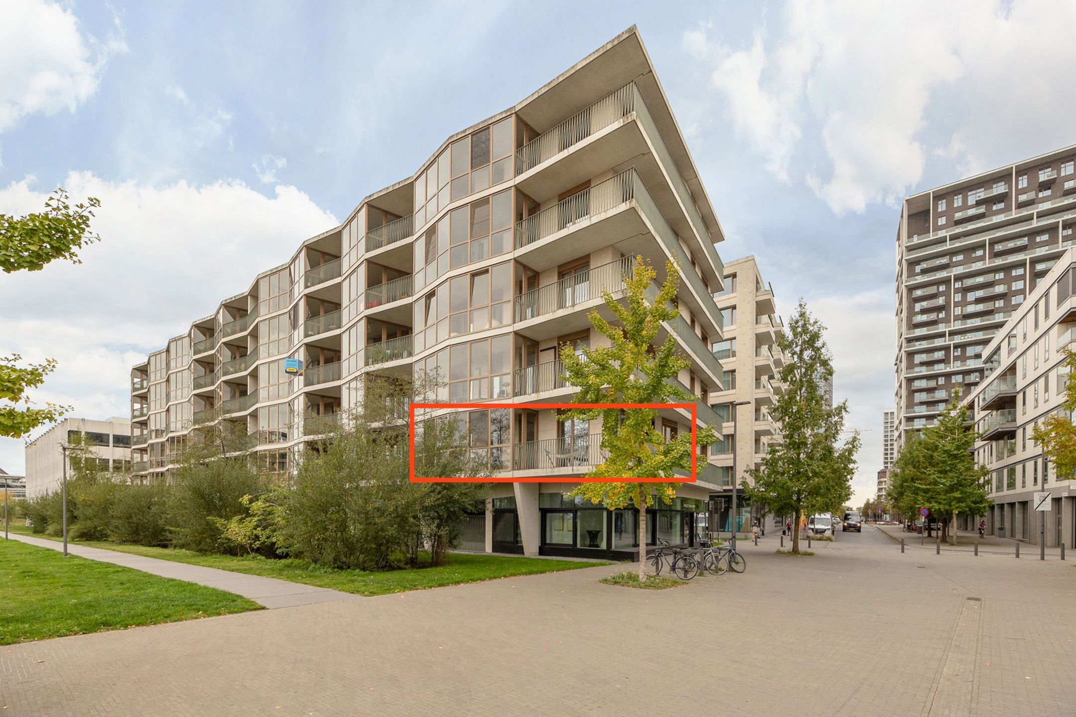 App met groot terras, kelderberging en autostaanplaats foto {{pictureIndex}}