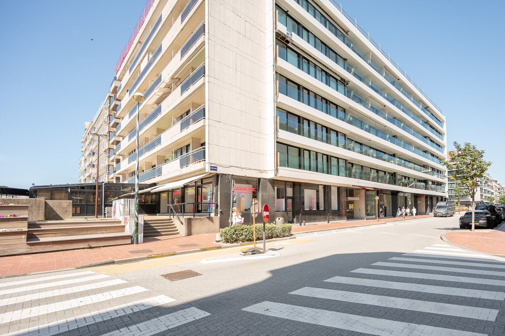 Volledig gerenoveerd appartement met zuidgericht terras heel centraal gelegen op de Kustlaan. foto 20
