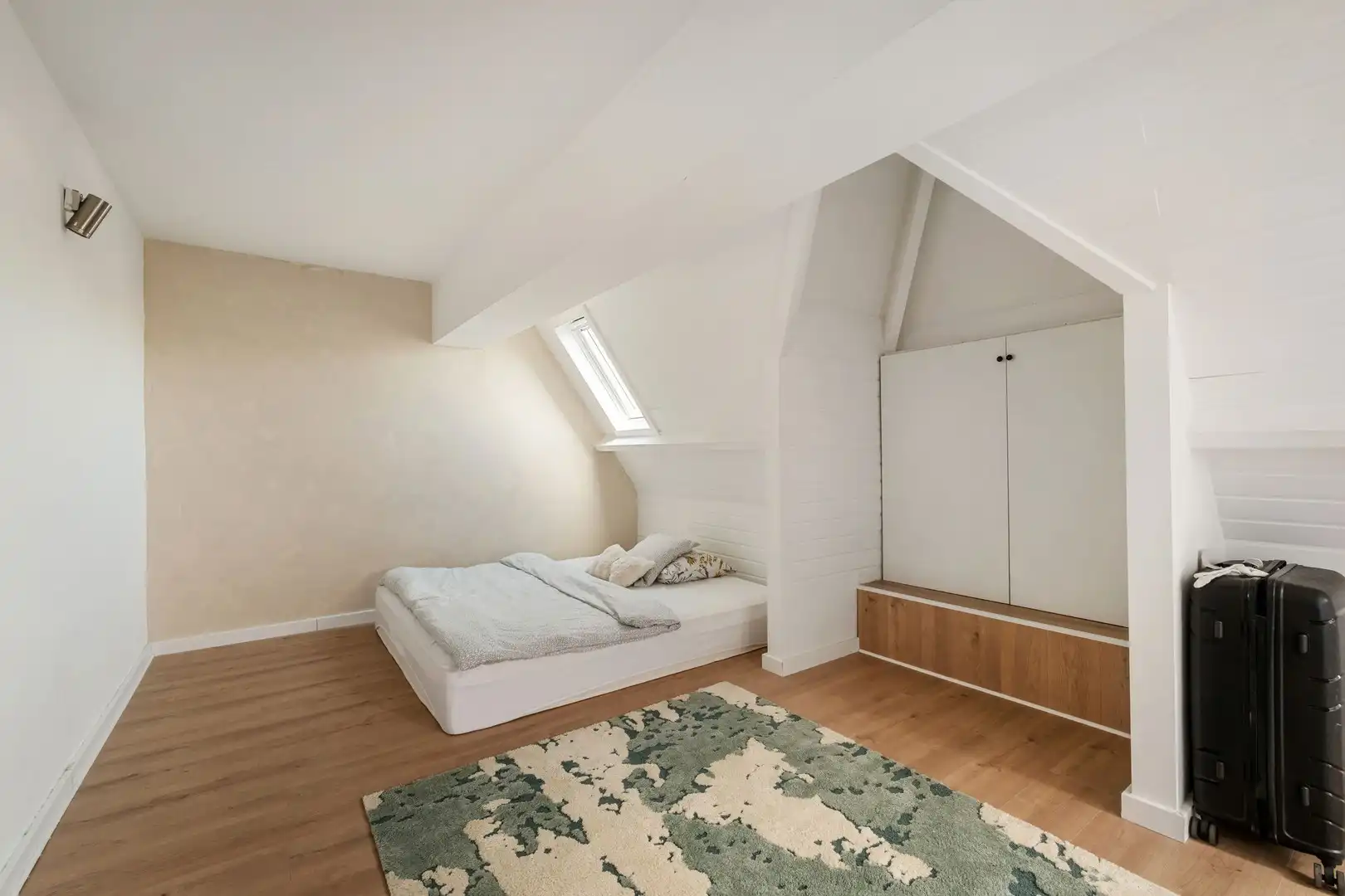Verrassend ruim volledig opgefrist appartement in hartje Kortrijk met 1 slaapkamer foto 9