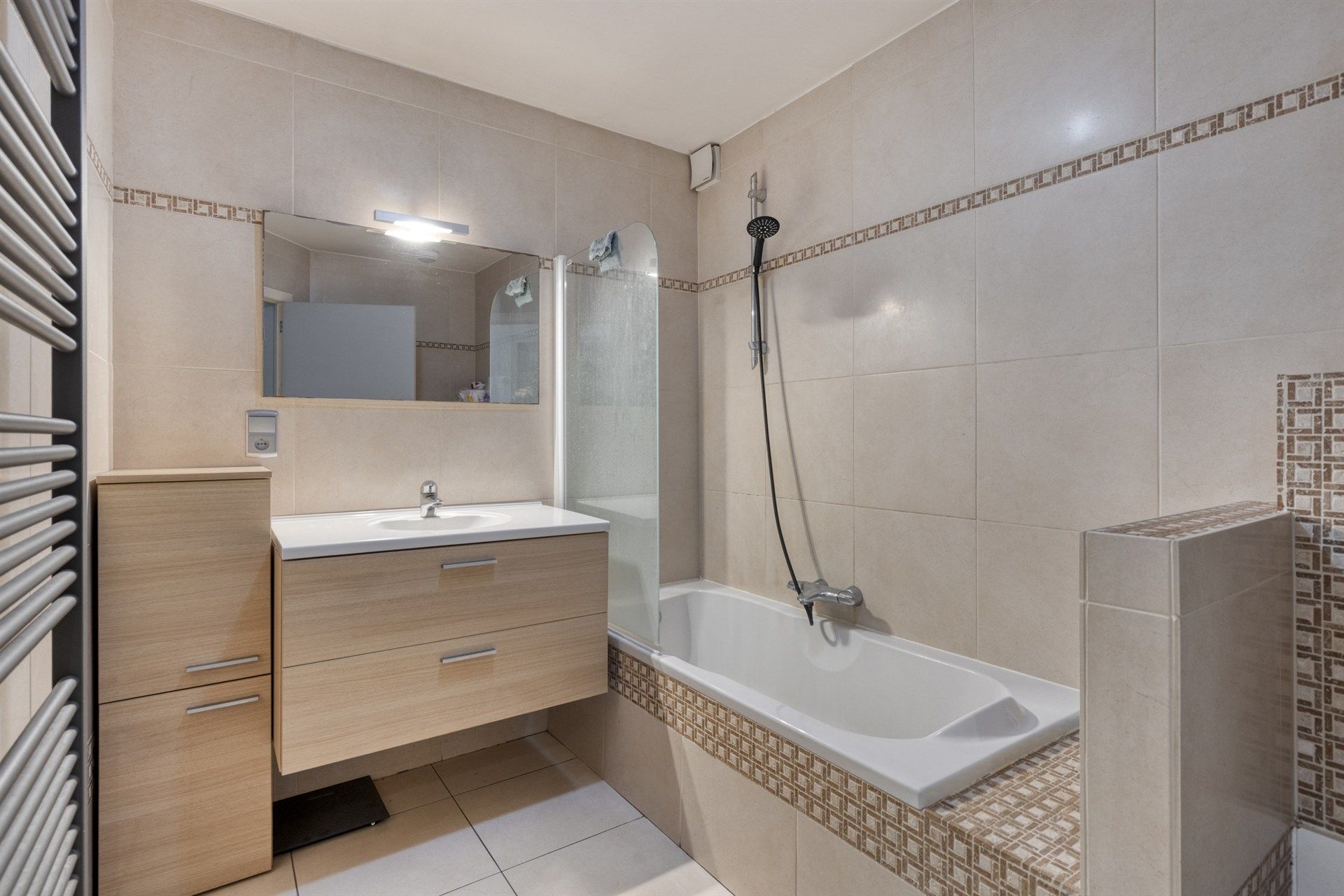 Instapklaar app. 85m² met 2 slpks & garage te Herzele  foto 12