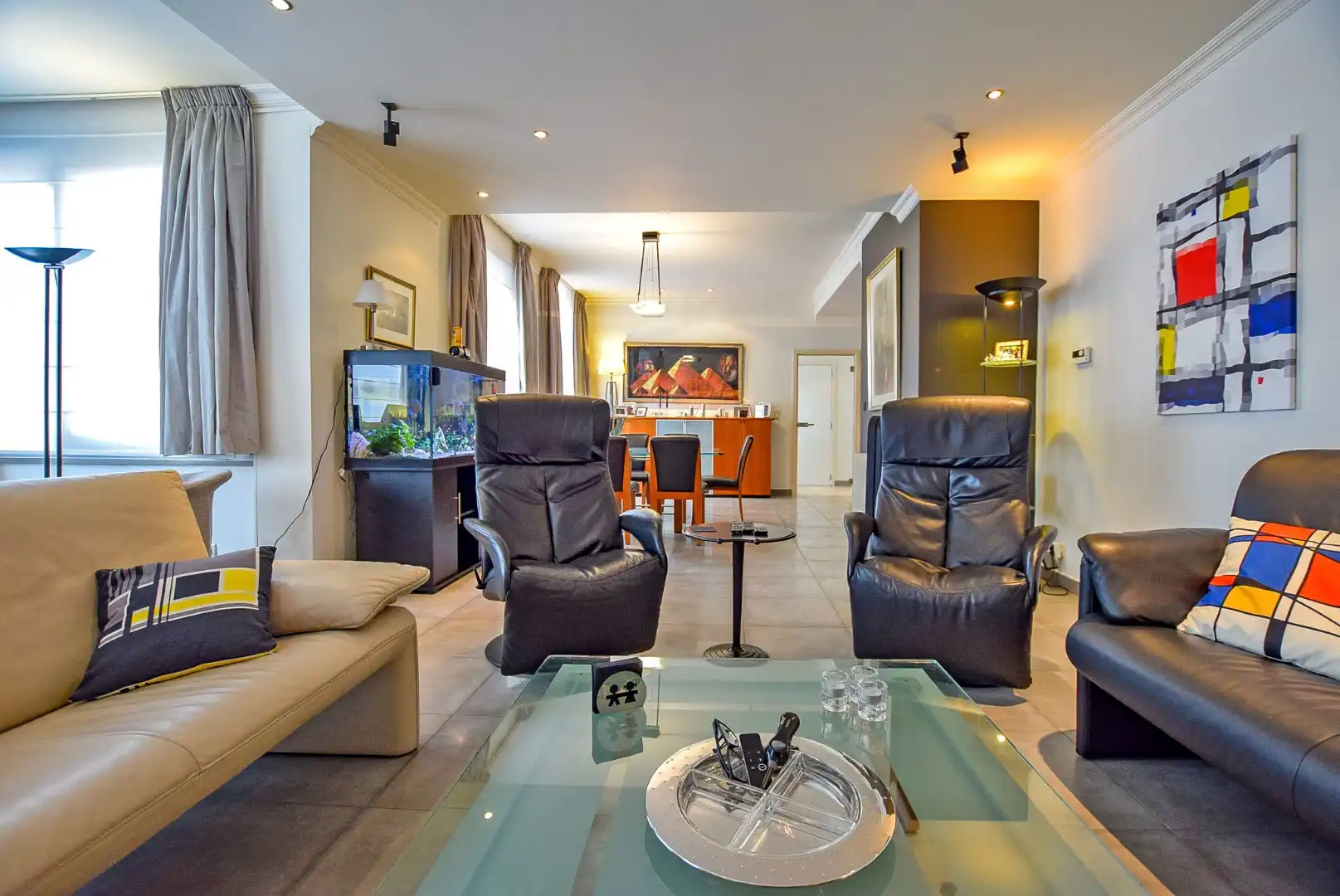 Prachtig onderhouden gelijkvloersappartement van maar liefst 175m² gelegen op 50m van het strand te Sint-Idesbald. foto 3