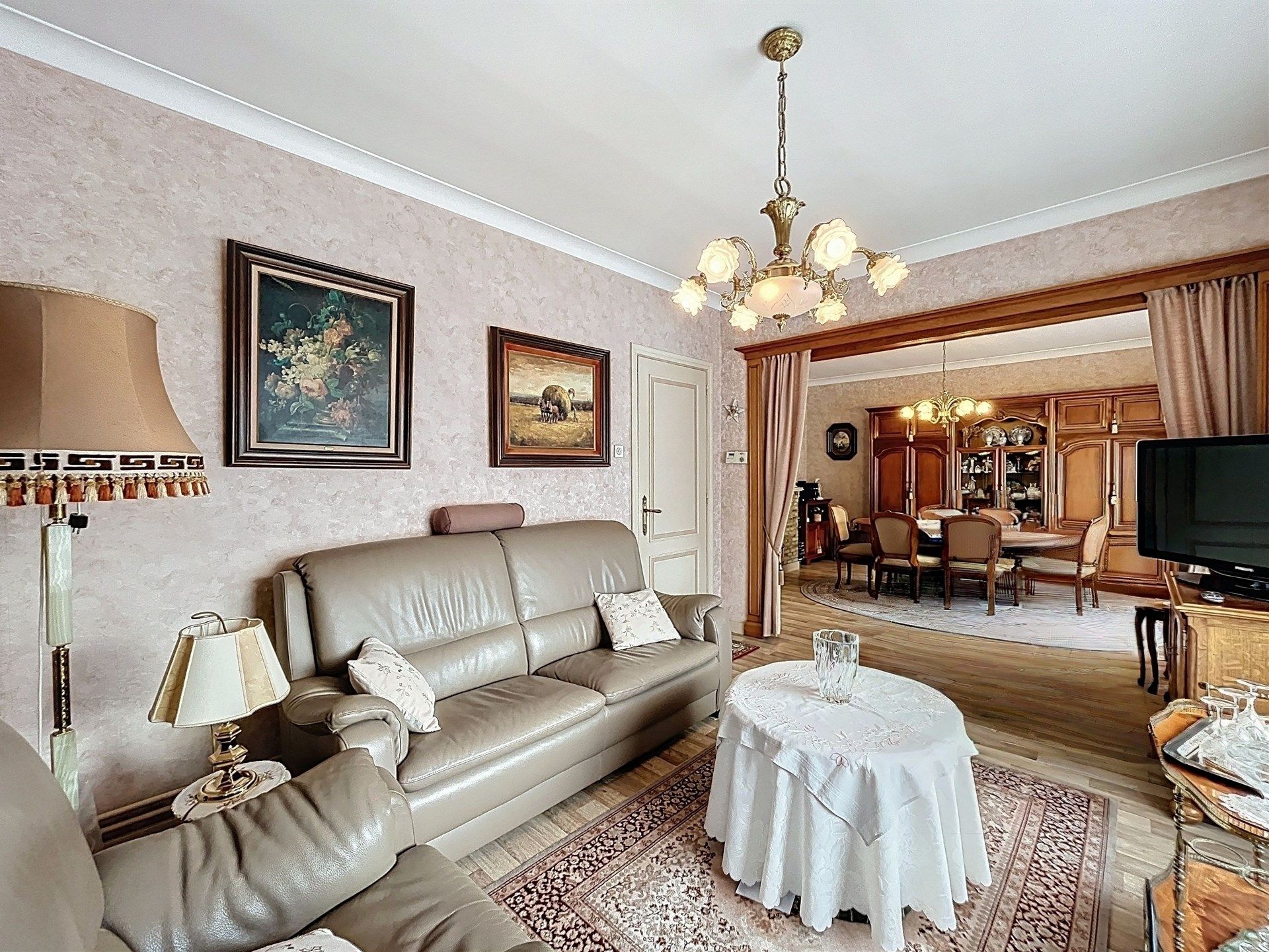 Ruime woning met 3 slaapkamers en grote garage op perceel van 1148 m² met zicht op oneindig groen.  foto 5