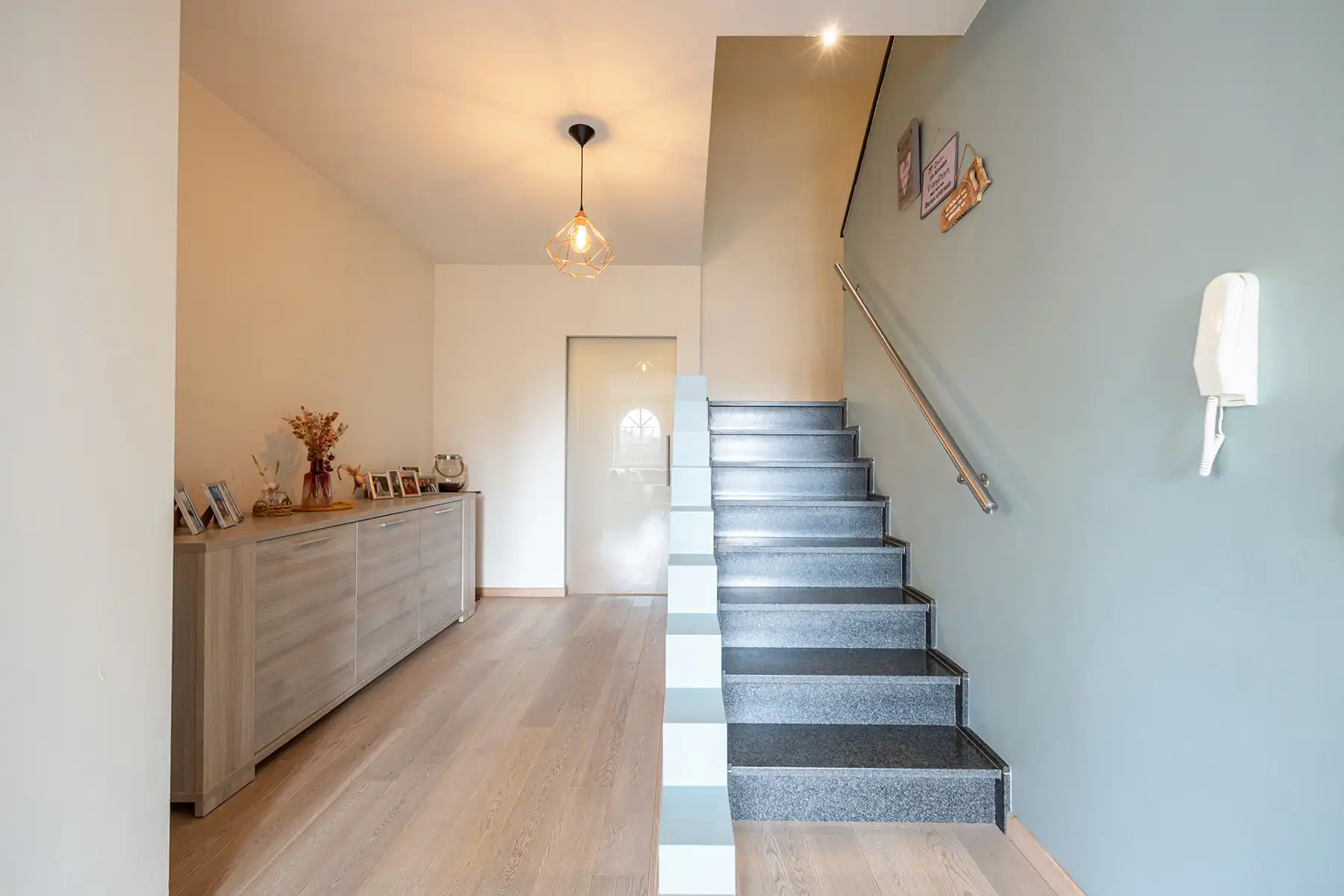 INSTAPKLARE, RIANTE GEZINSWONING MET 5 SLAAPKAMERS,  RUIMTE VOOR VRIJ BEROEP, INPANDIGE GARAGE IN KELDER EN GUNSTIG EPC OP PERCEEL VAN 11A30CA TE OUDSBERGEN foto 8