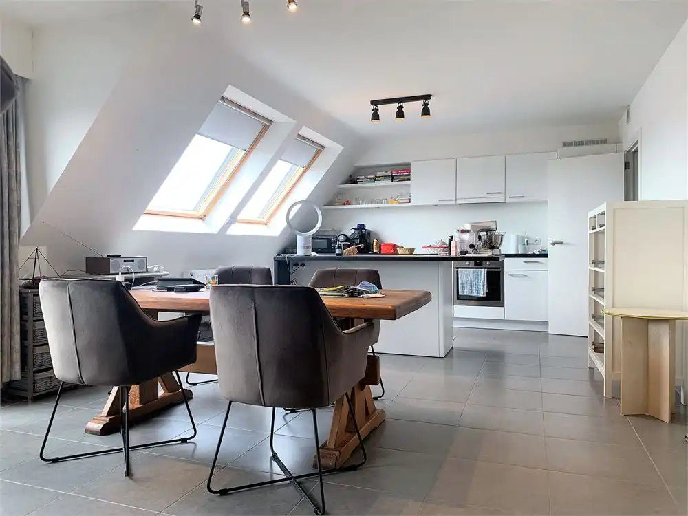 Instapklaar dakappartement met  2 slaapkamers + garage foto 3