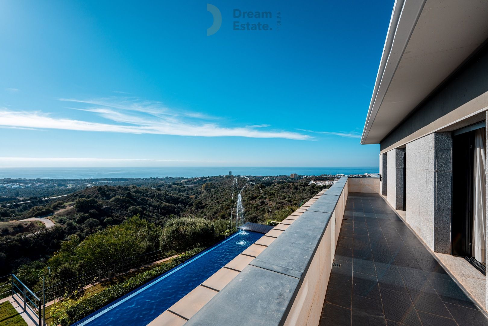 Prachtige moderne villa op een heuvel te Altos Los Monteros, Marbella. foto 32