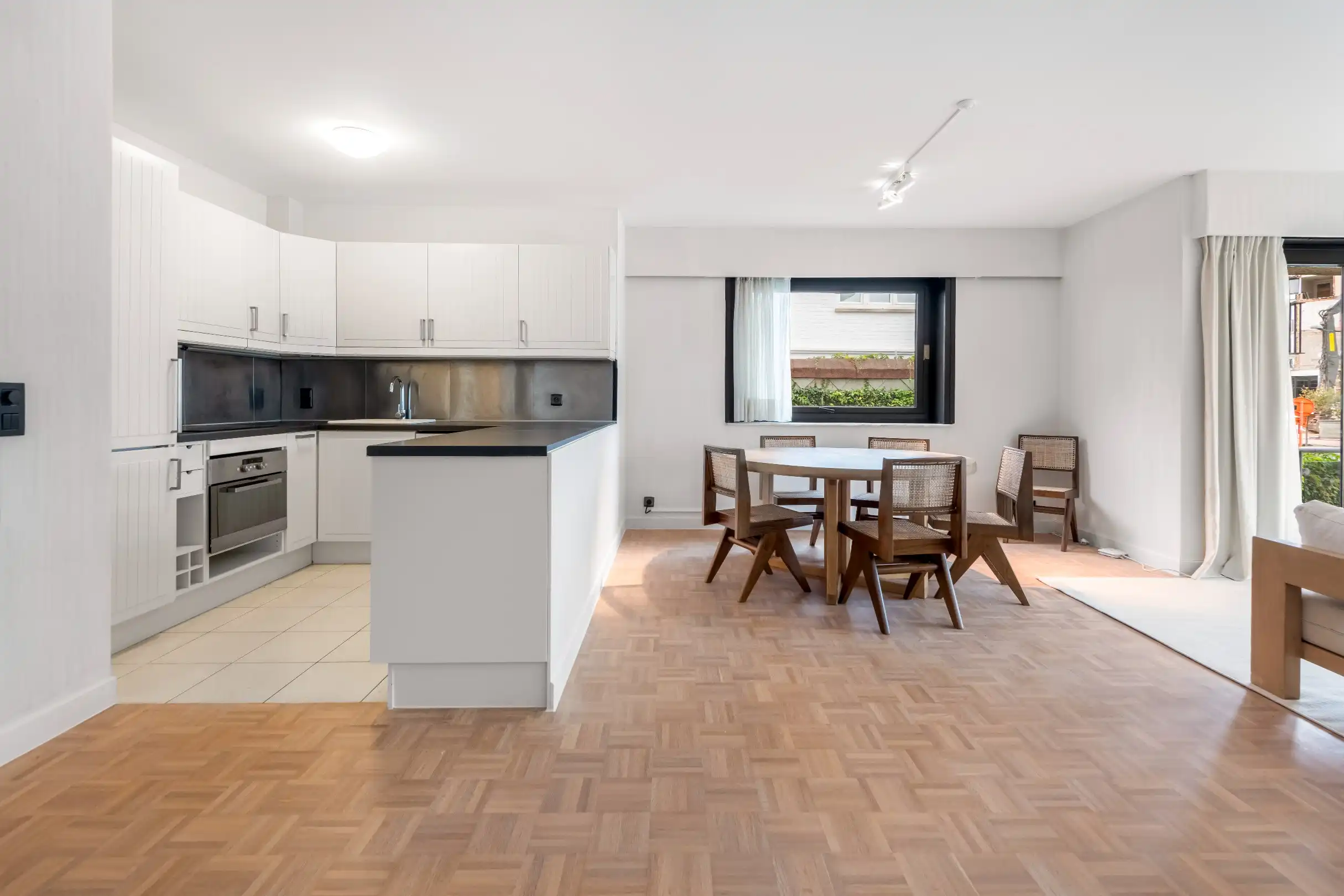 Mooi ongemeubeld hoekappartement met veel licht en mooie terrassen vlakbij het Albertplein in het Zoute.  foto 3