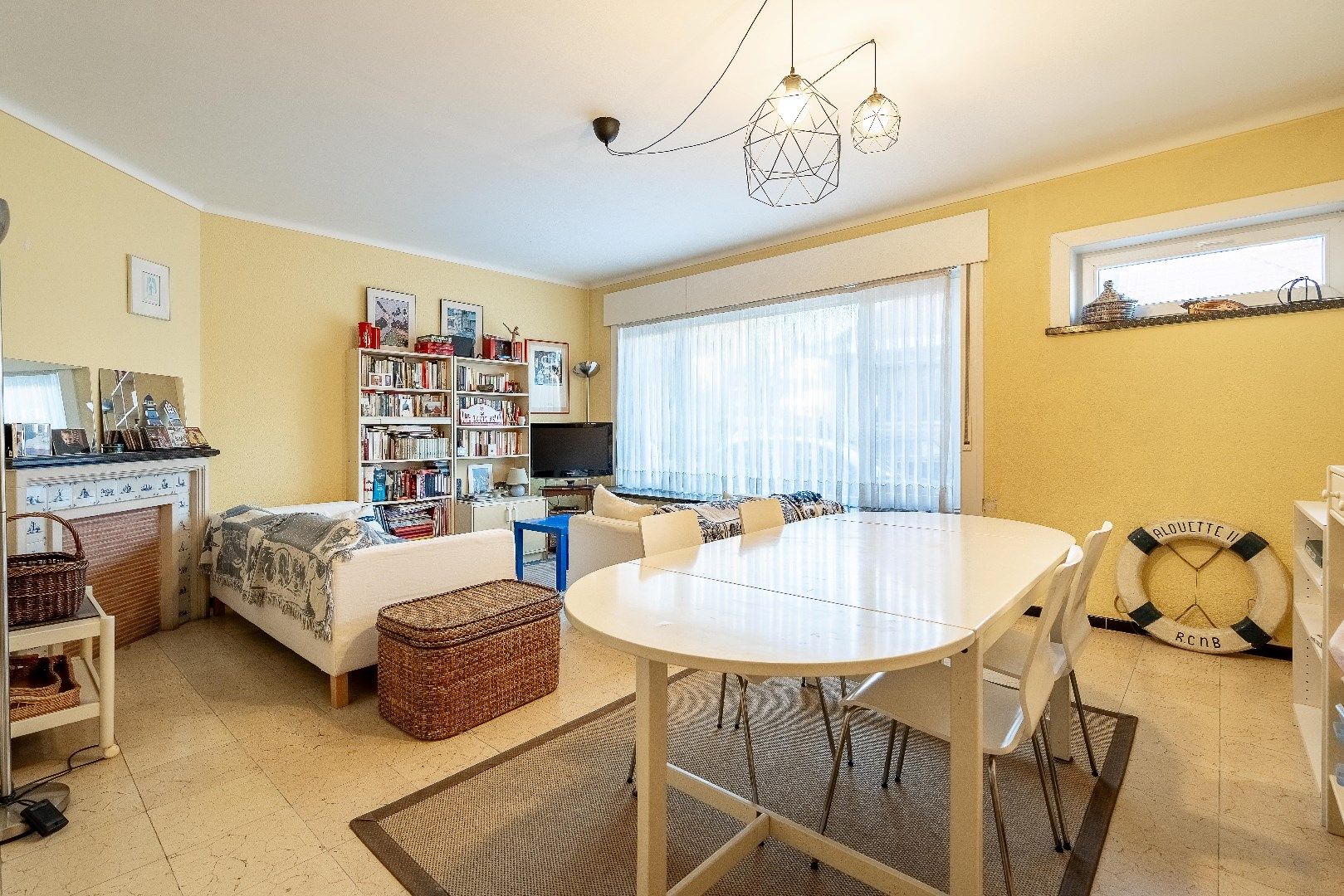 Te renoveren appartement gelegen in een kleinschalige residentie in een zijstraat van de Dumortierlaan. foto 3