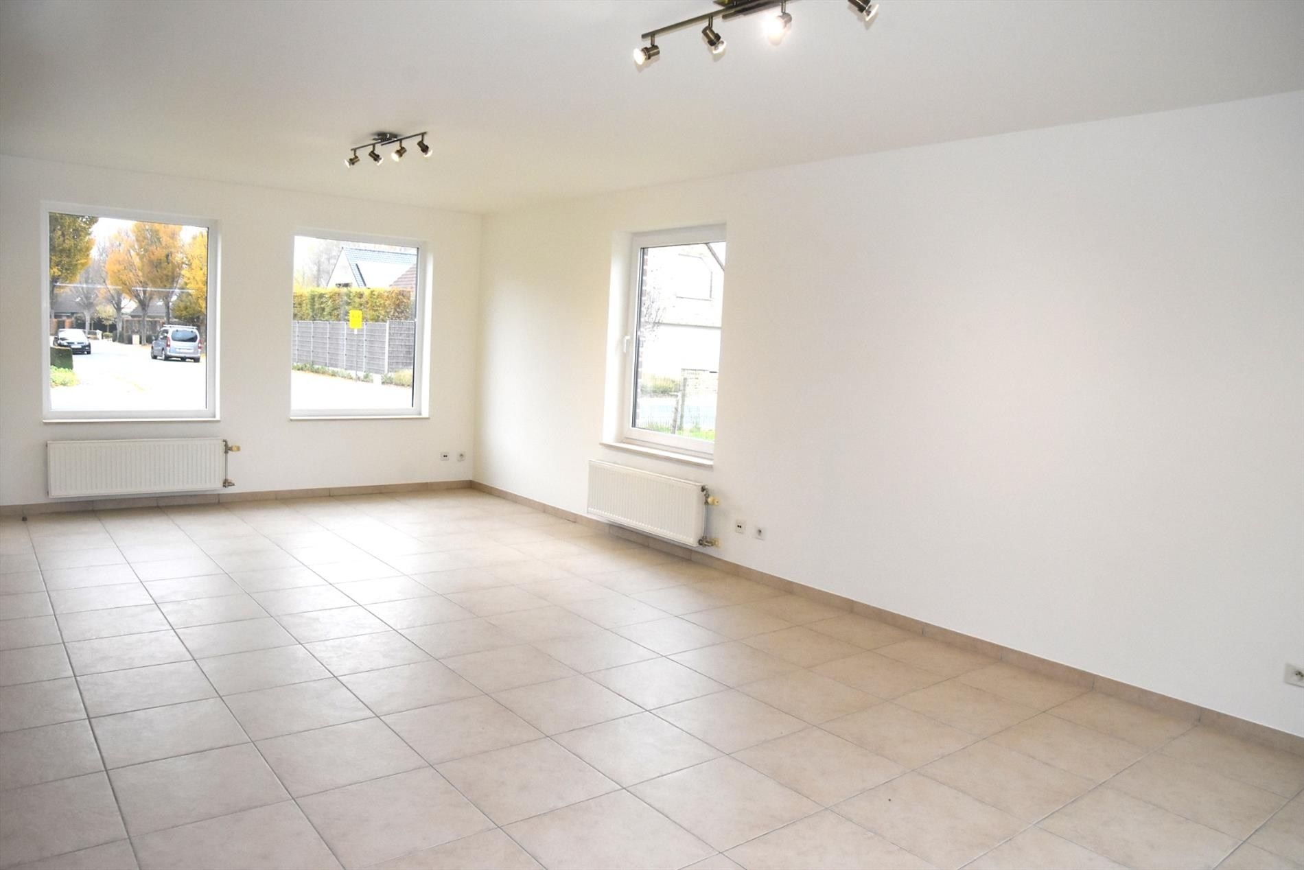 Heel mooie koppelwoning te huur in centrum Wevelgem! foto 2