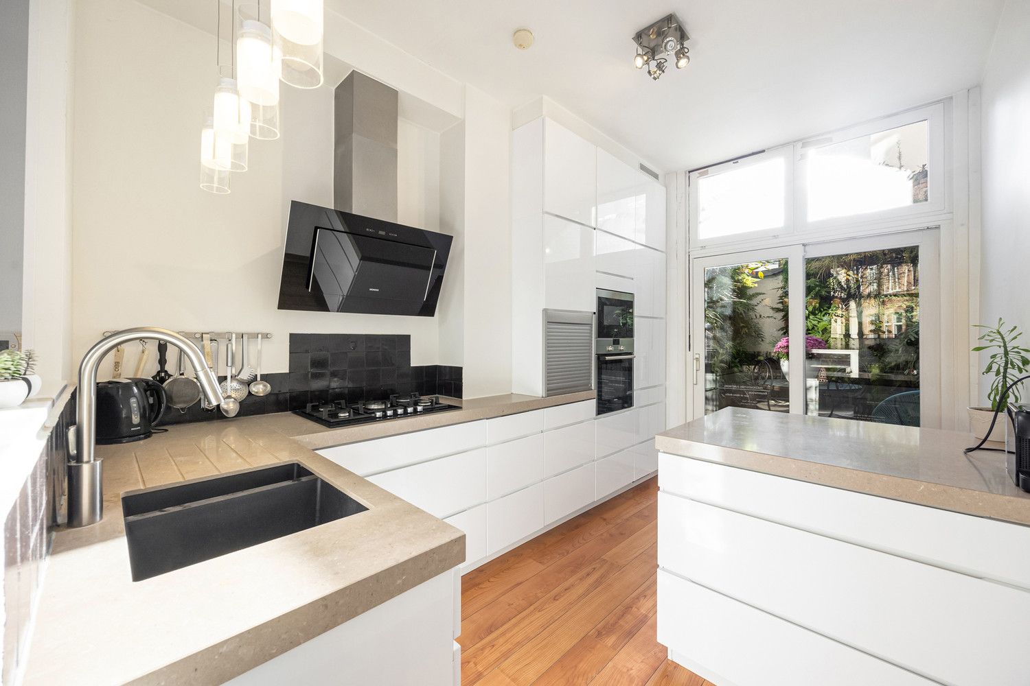 Karaktervolle en lumineuze burgerwoning (262m²) met aangename buitenruimte op hoeklocatie in hartje Zurenborg foto 9