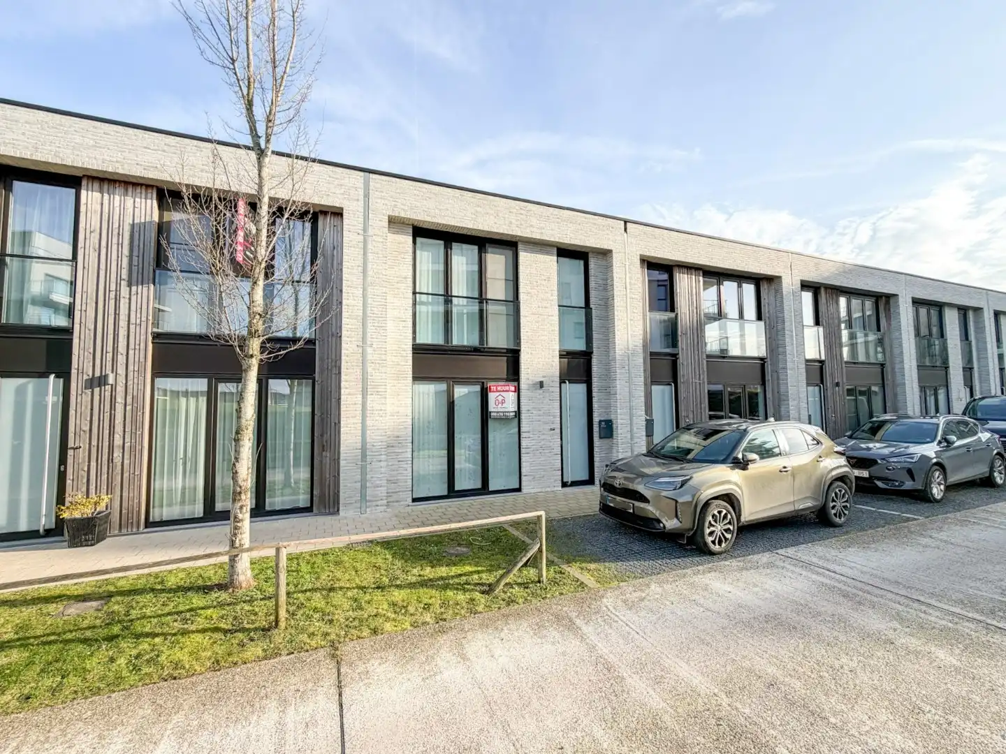 Instapklare rijwoning met 3 slpk, garage en tuin, Roeselare foto {{pictureIndex}}