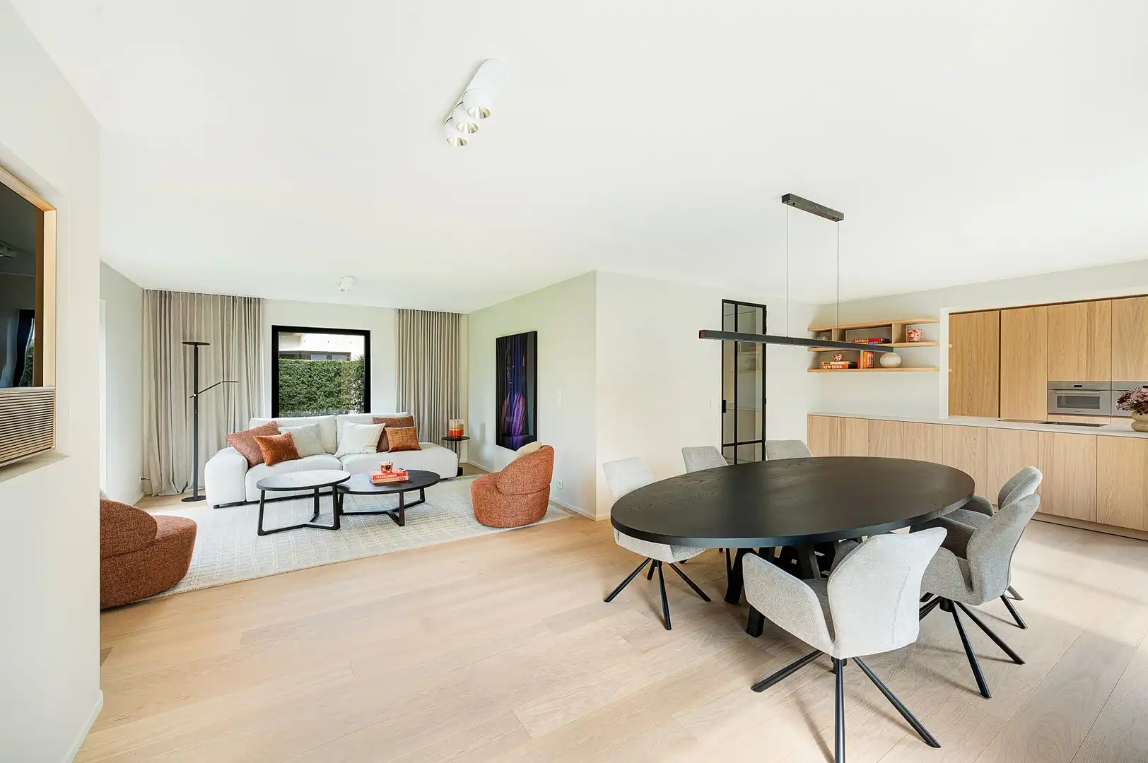 Prachtig gerenoveerde villa, rustig gelegen in een residentiële omgeving aan de rand van Knokke. foto 3