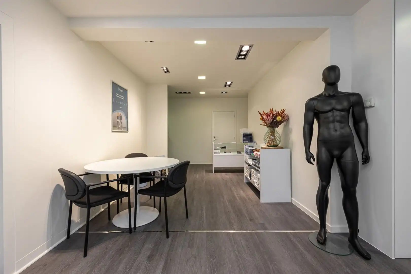 Uitstekend gelegen winkelpand met twee toegangen foto 6