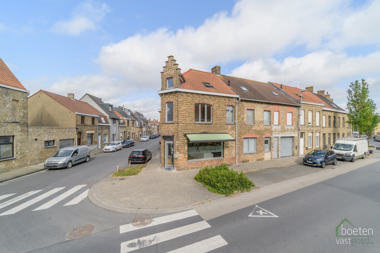 VEURNE: Goed gelegen hoekwoning, bestaande uit een gerenoveerde (handels)ruimte met eveneens (grotendeels) gerenoveerd woongedeelte. foto 18