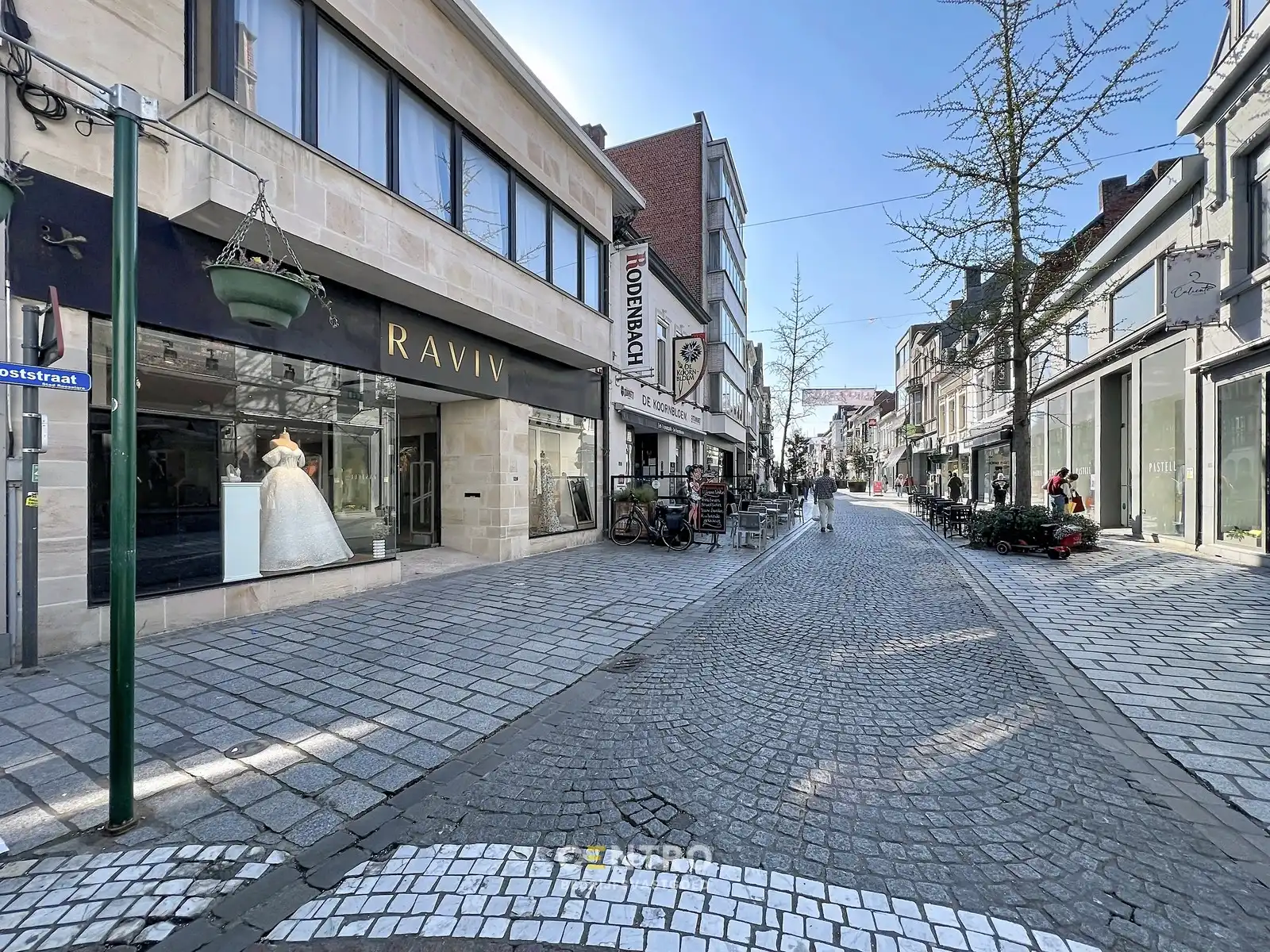 Handelspand met uitstraling (420 m² winkelruimte + extra stockruimte) te huur op topligging in OOSTSTRAAT, Roeselare. foto {{pictureIndex}}