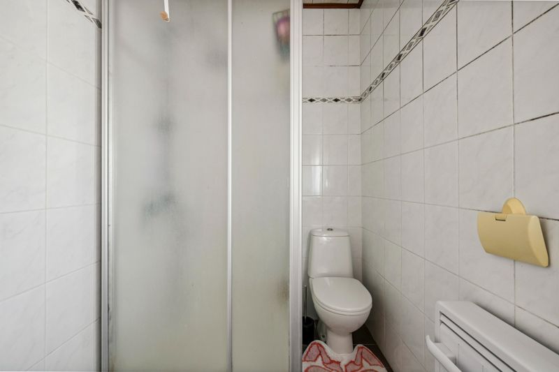 Hooglede-centrum. Stevig gebouwde woning met 3 slaapkamers op een perceel van +/- 247m2. Vaste huuropbrengst.  Woning rechts. foto 12