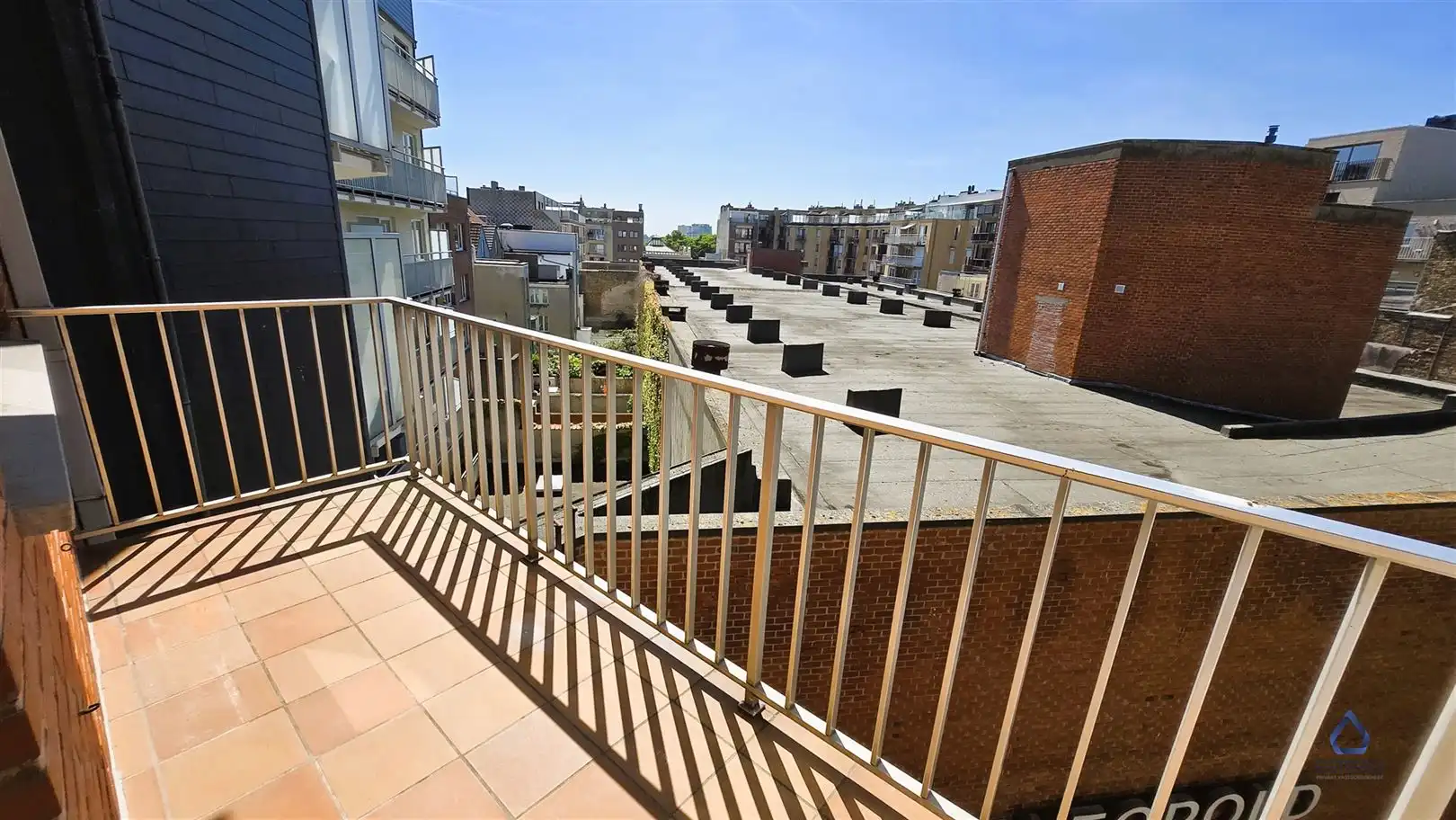 Volledig gerenoveerd met 2 slaapkamers, terras en parking foto 20