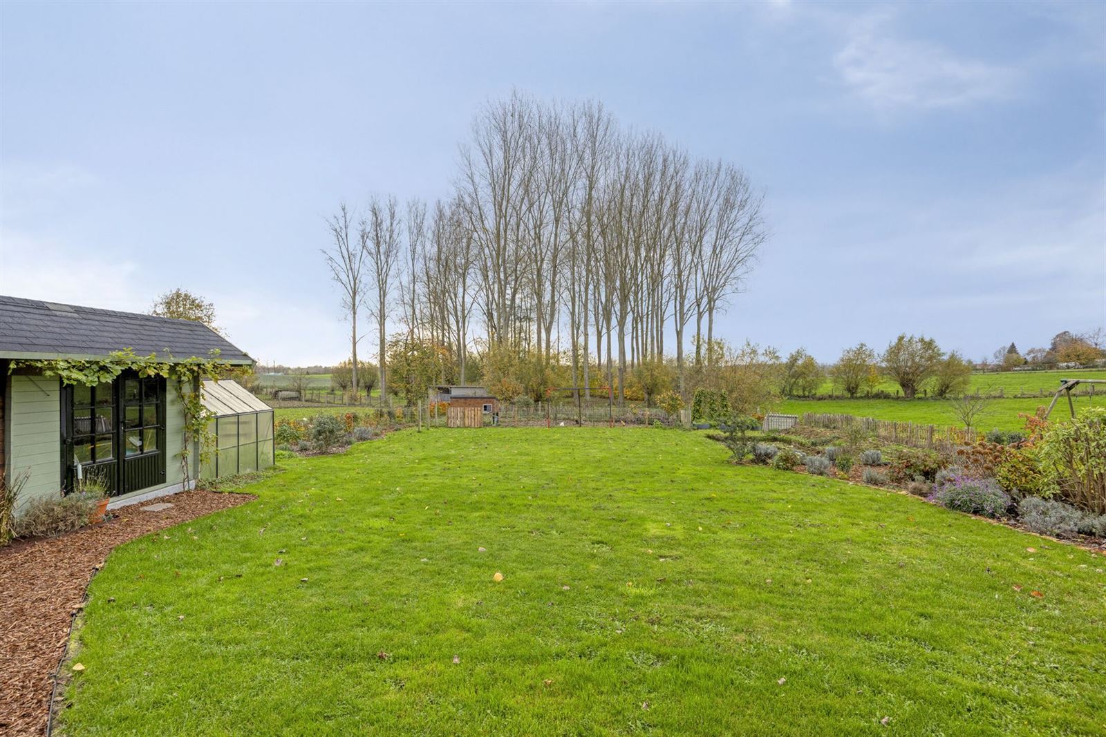 Instapklaar driegevel woning in groene omgeving foto 26