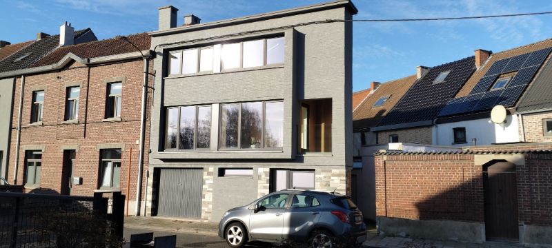 Instapklare bel-etagewoning met terras, garage en kwaliteitsvol afgewerkt foto {{pictureIndex}}